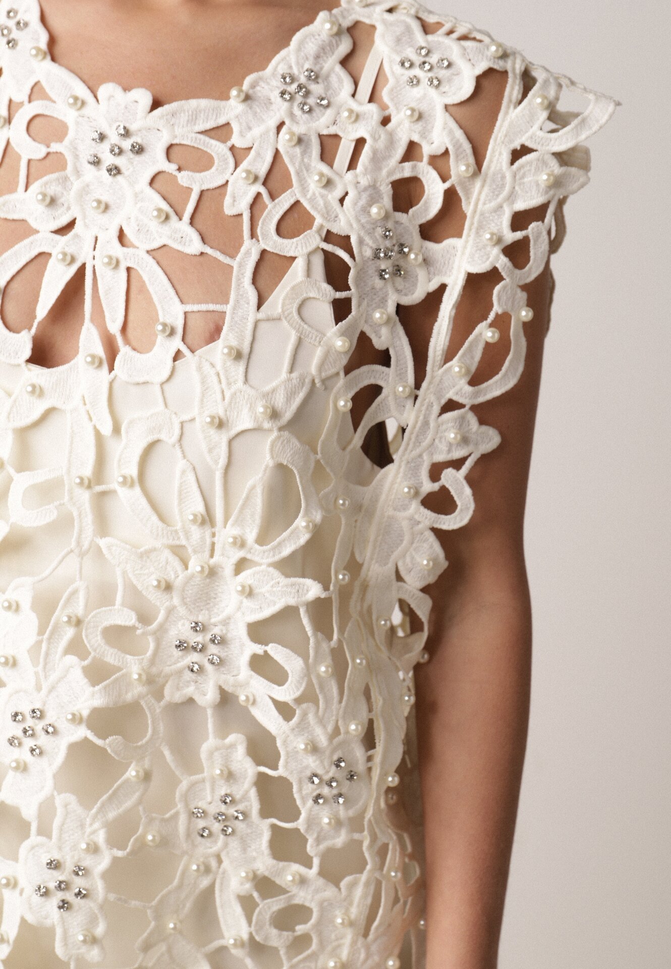 Jasnobeżowa Satynowa Sukienka na Ramiączka z Wiskozy i Bawełny z Narzutką Messishis