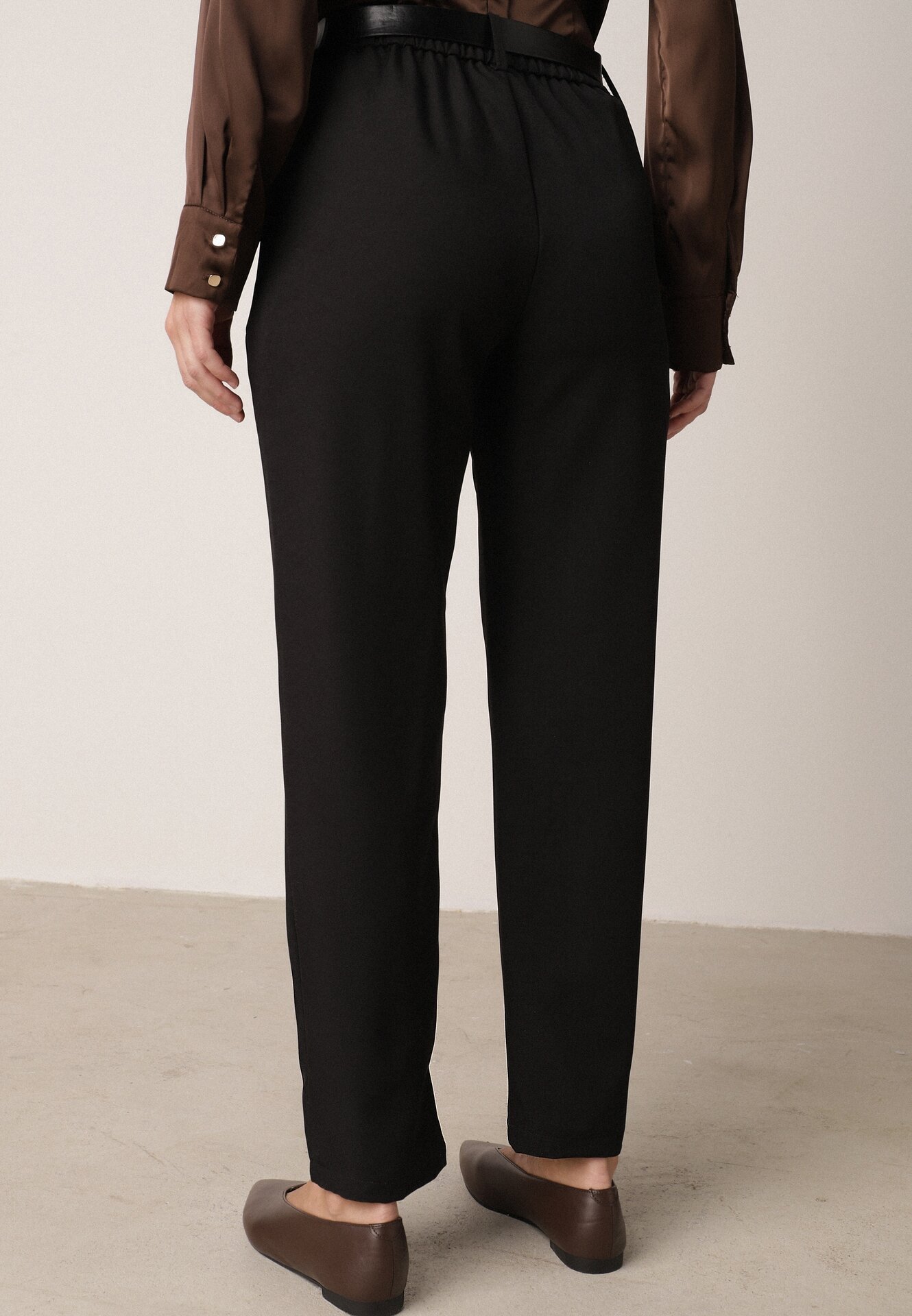 Czarne Eleganckie Spodnie Cygaretki z Wysokim Stanem i Paskiem z Klamerką Diminas