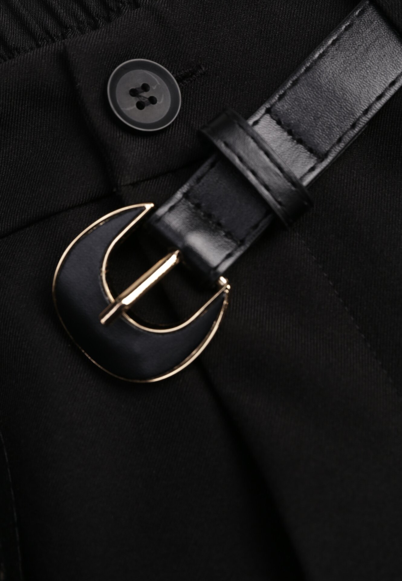 Czarne Spodnie Typu Cygaretki z Wysokim Stanem Paskiem i Klamrą Półksiężycem Vikirae