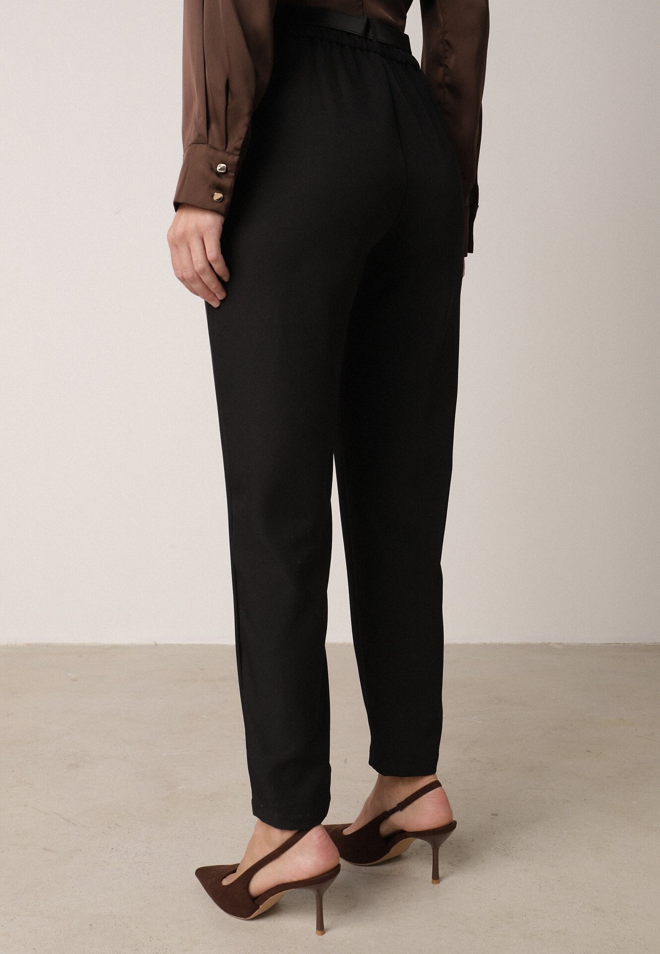 Czarne Spodnie Typu Cygaretki z Wysokim Stanem Paskiem i Klamrą Półksiężycem Vikirae