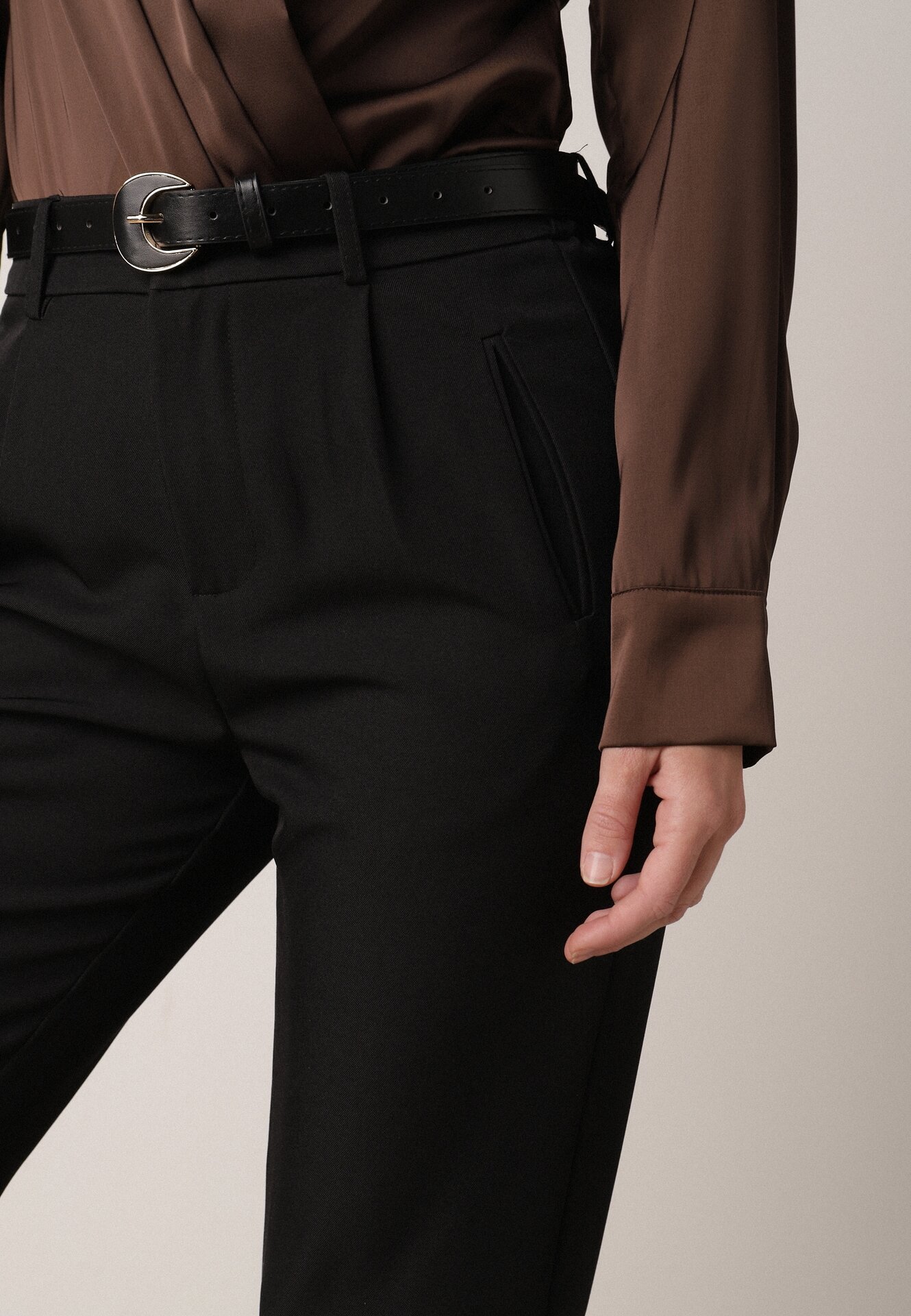 Czarne Spodnie Typu Cygaretki z Wysokim Stanem Paskiem i Klamrą Półksiężycem Vikirae