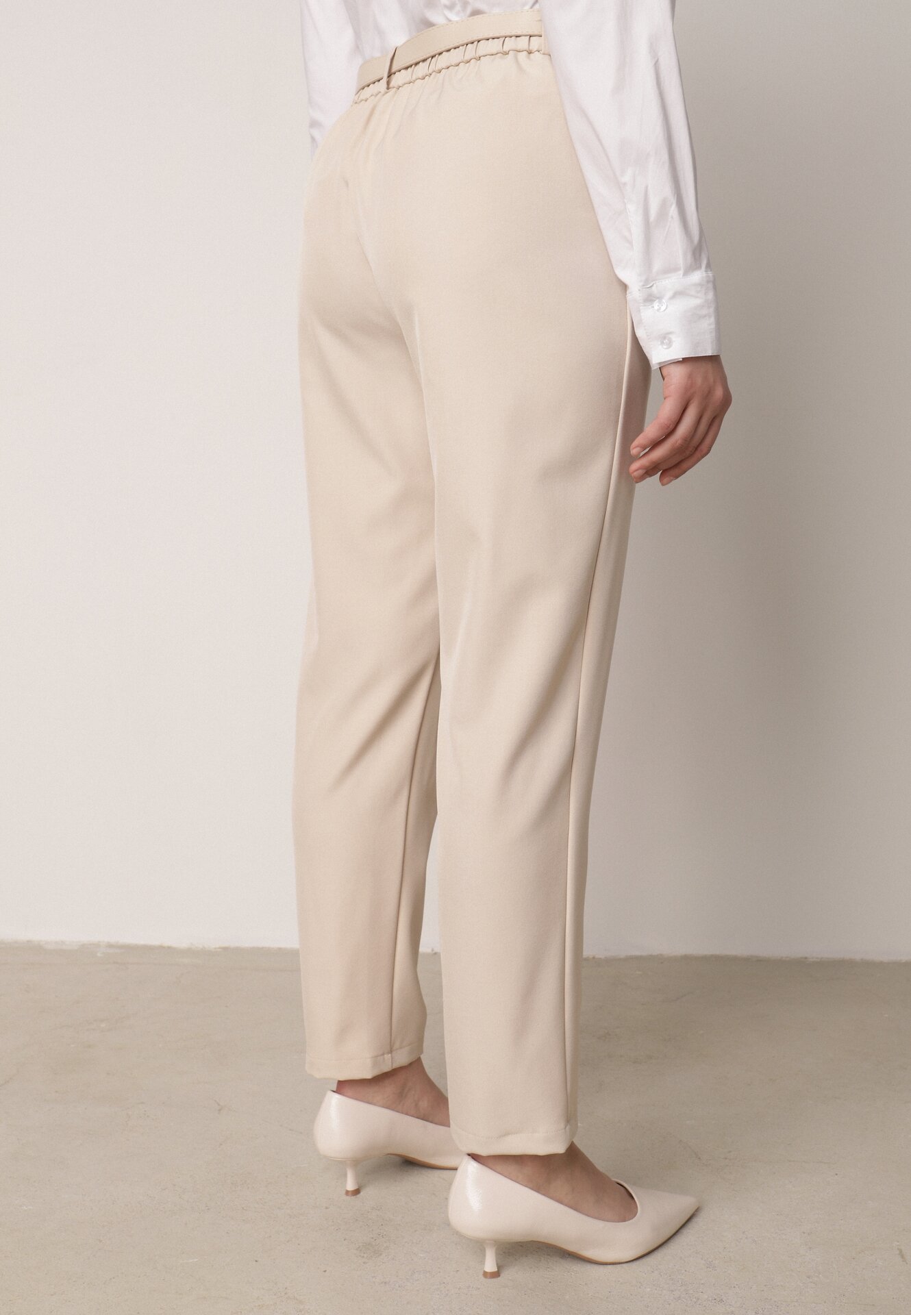 Beżowe Spodnie Typu Cygaretki z Wysokim Stanem Paskiem i Klamrą Półksiężycem Vikirae