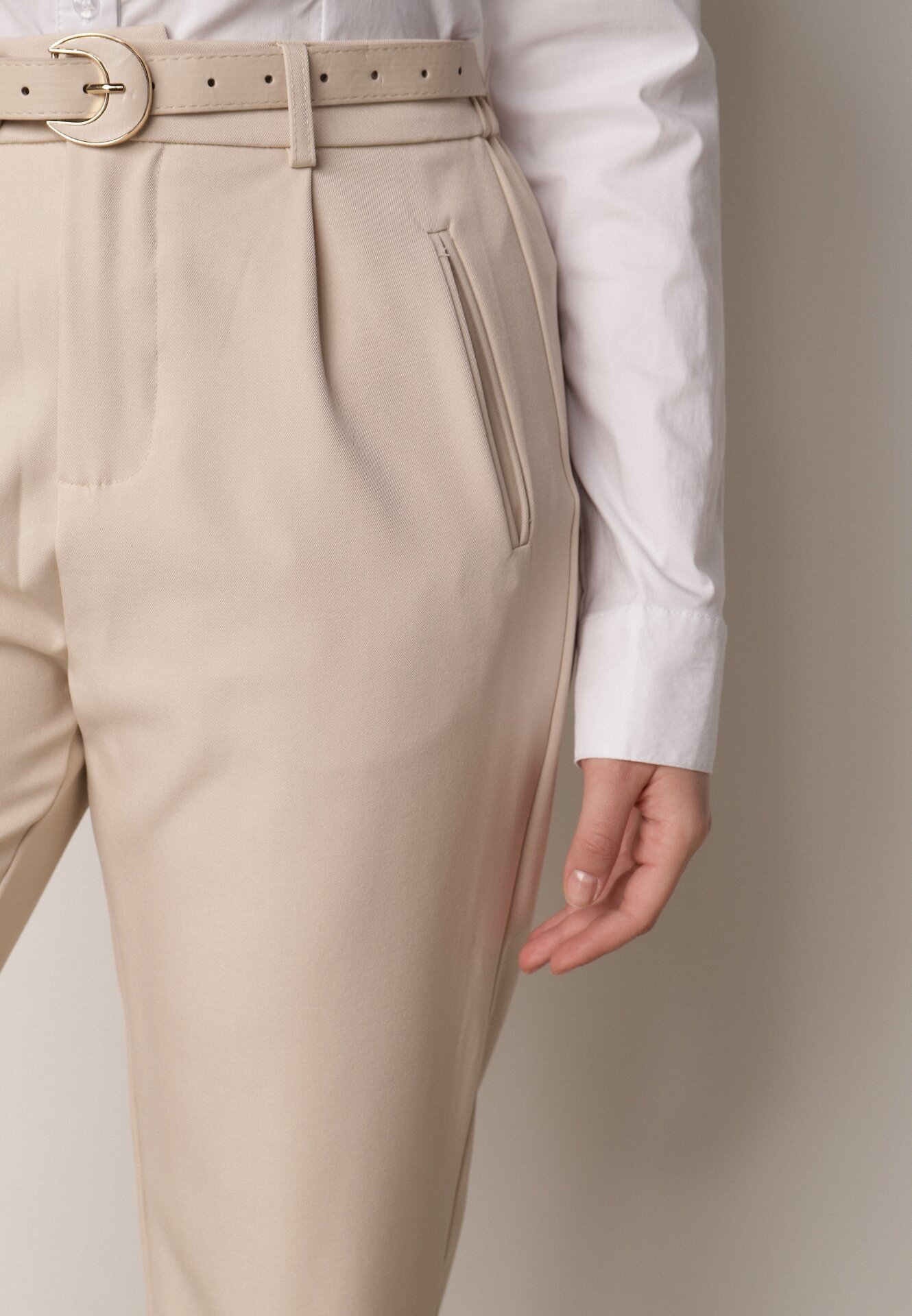 Beżowe Spodnie Typu Cygaretki z Wysokim Stanem Paskiem i Klamrą Półksiężycem Vikirae