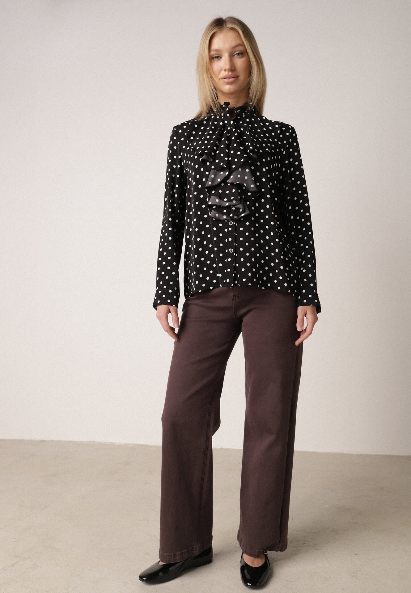 Czarna Wiskozowa Koszula w Kropki ze Stójką z Ozdobnymi Falbanami Isamene