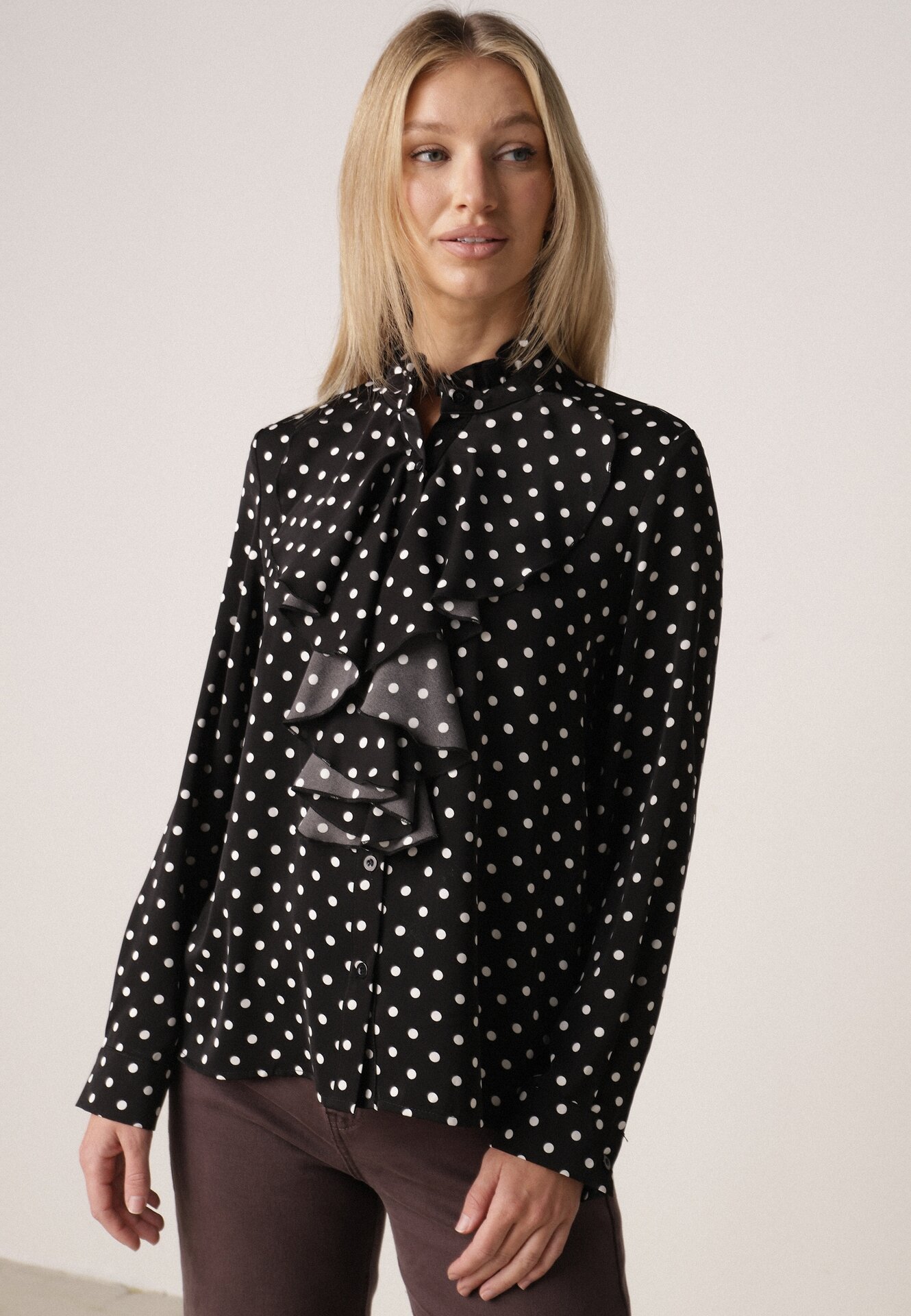 Czarna Wiskozowa Koszula w Kropki ze Stójką z Ozdobnymi Falbanami Isamene