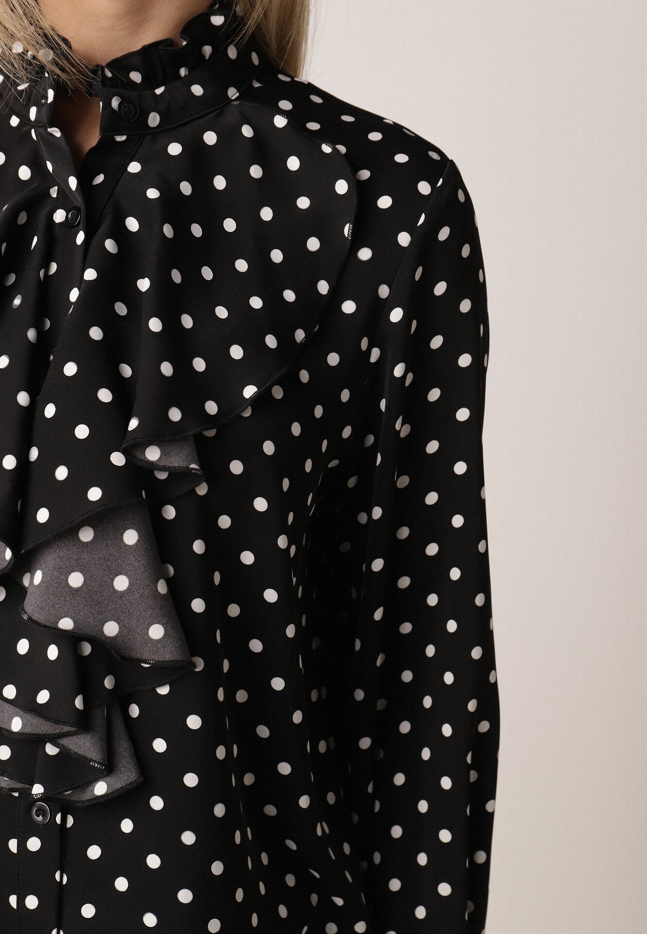 Czarna Wiskozowa Koszula w Kropki ze Stójką z Ozdobnymi Falbanami Isamene