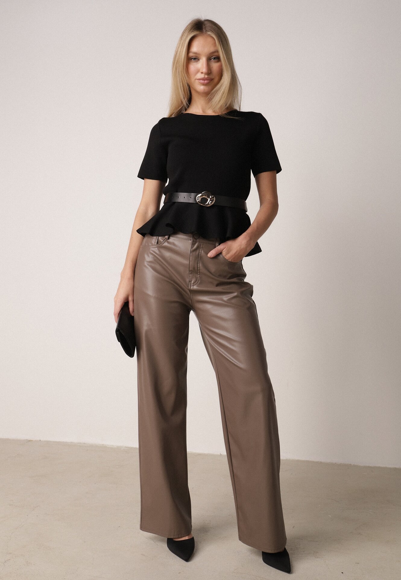 Czarna Bluzka Dzianinowa z Baskinką i Paskiem Lyvara