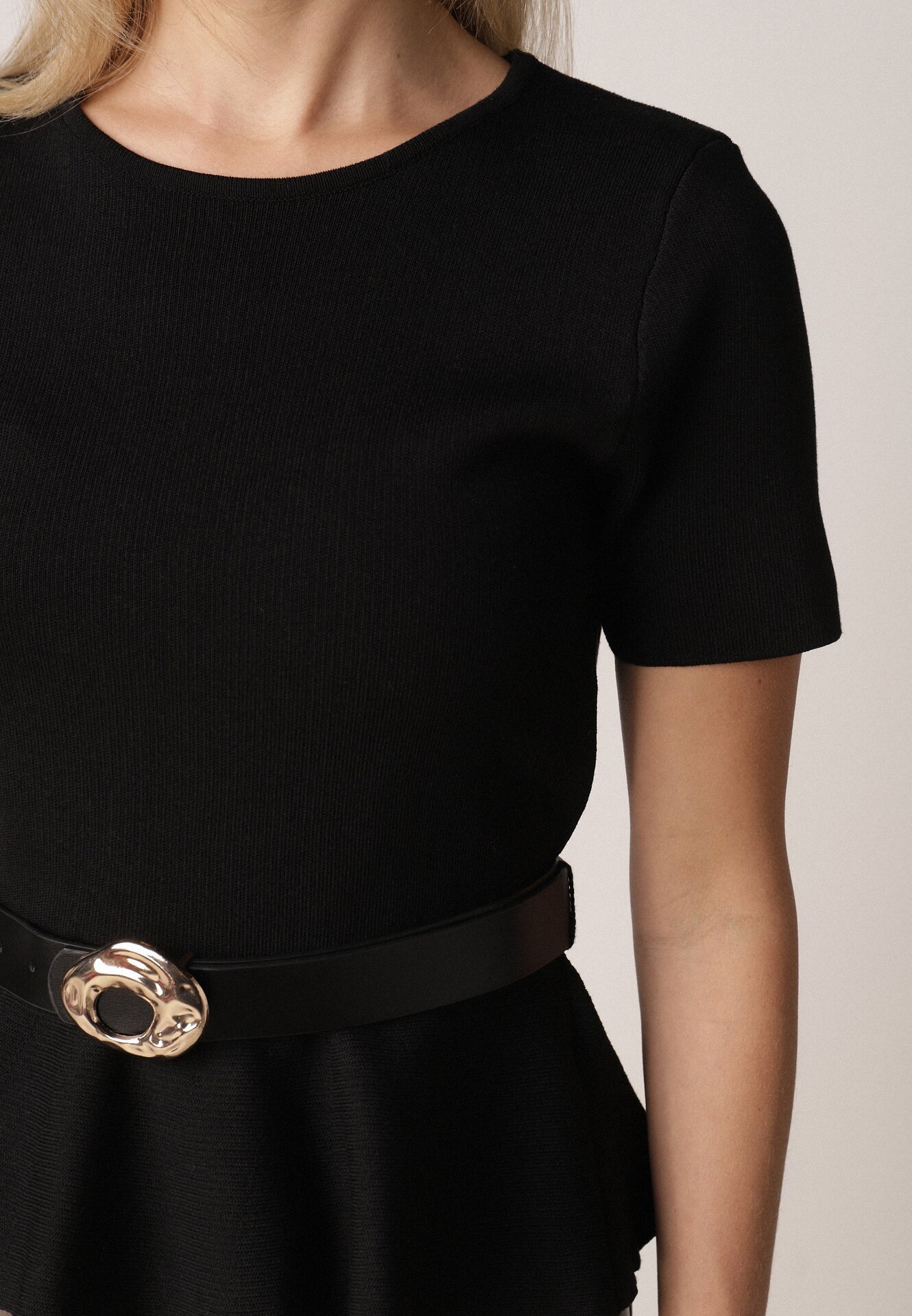 Czarna Bluzka Dzianinowa z Baskinką i Paskiem Lyvara