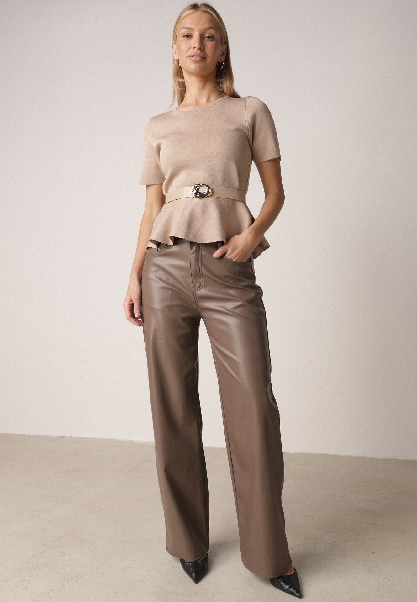 Beżowa Bluzka Dzianinowa z Baskinką i Paskiem Lyvara