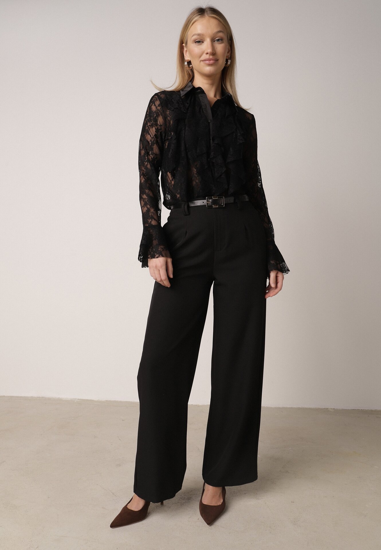 Czarna Koszula Koronkowa z Wiskozy z Bawełną Ozdobiona Falbanami Hermerine