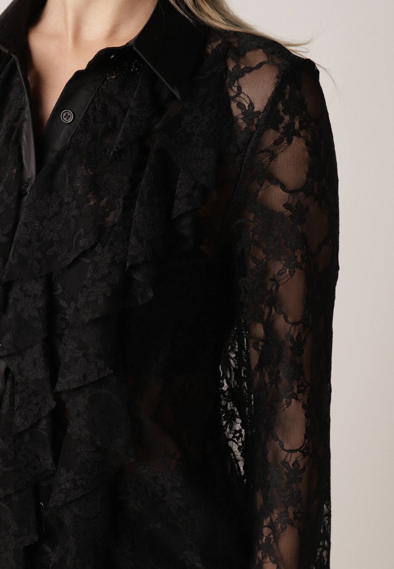 Czarna Koszula Koronkowa z Wiskozy z Bawełną Ozdobiona Falbanami Hermerine
