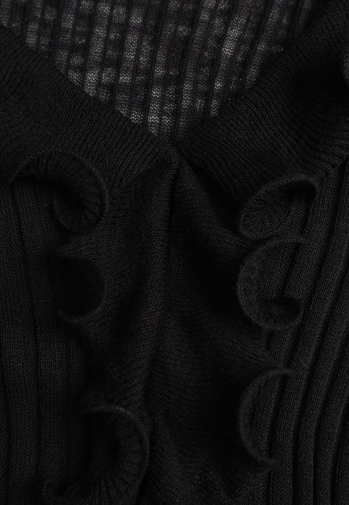 Czarna Prążkowana Bluzka z Wiskozą Ozdobiona Falbanami Pronasia