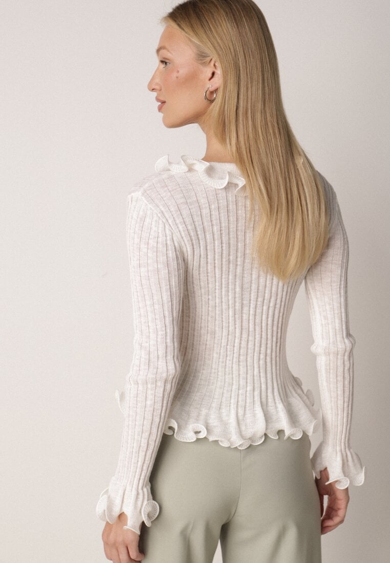 Biała Prążkowana Bluzka z Wiskozą Ozdobiona Falbanami Pronasia