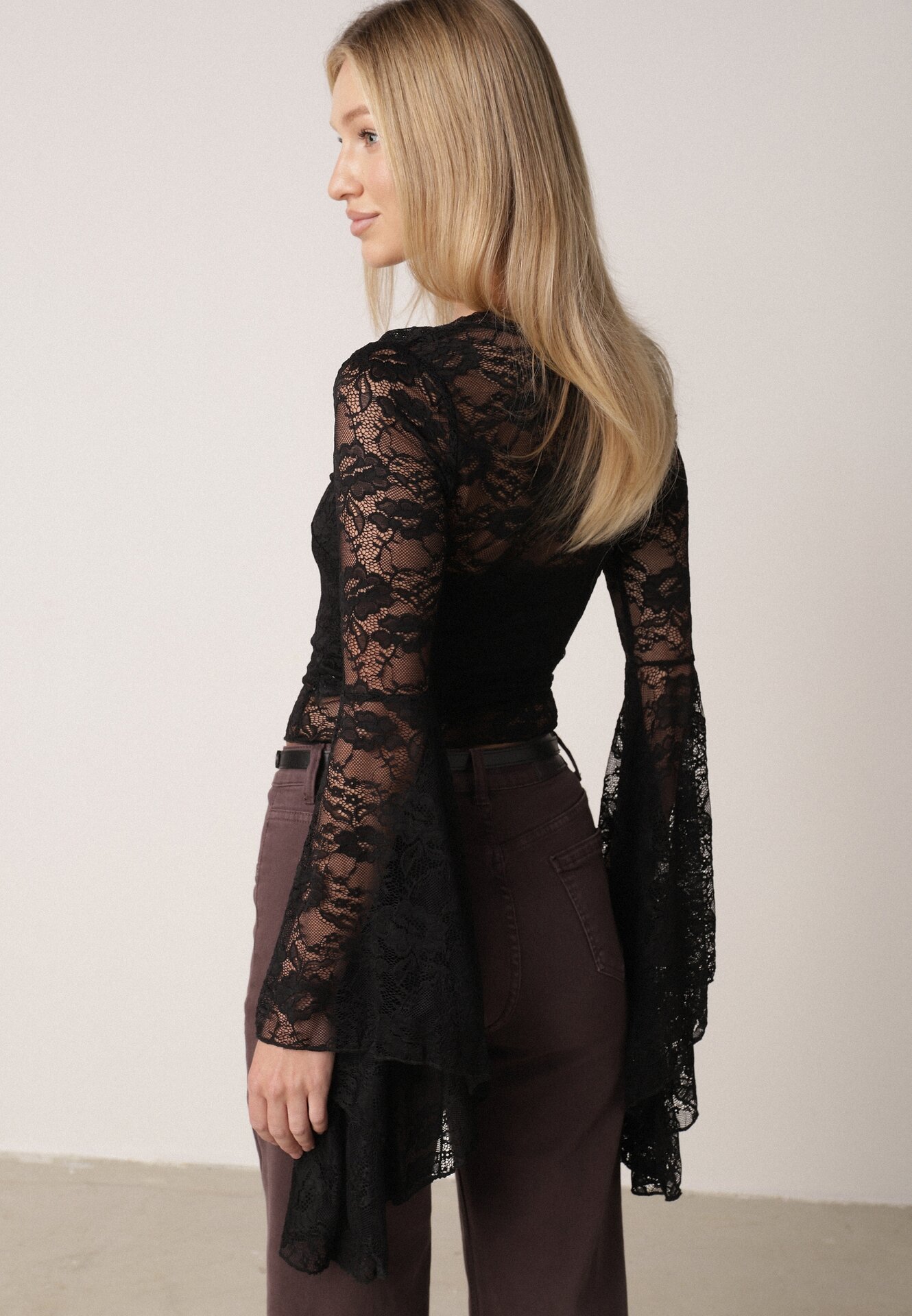 Czarna Koronkowa Bluzka z Rozkloszowanymi Długimi Rękawami Ablea