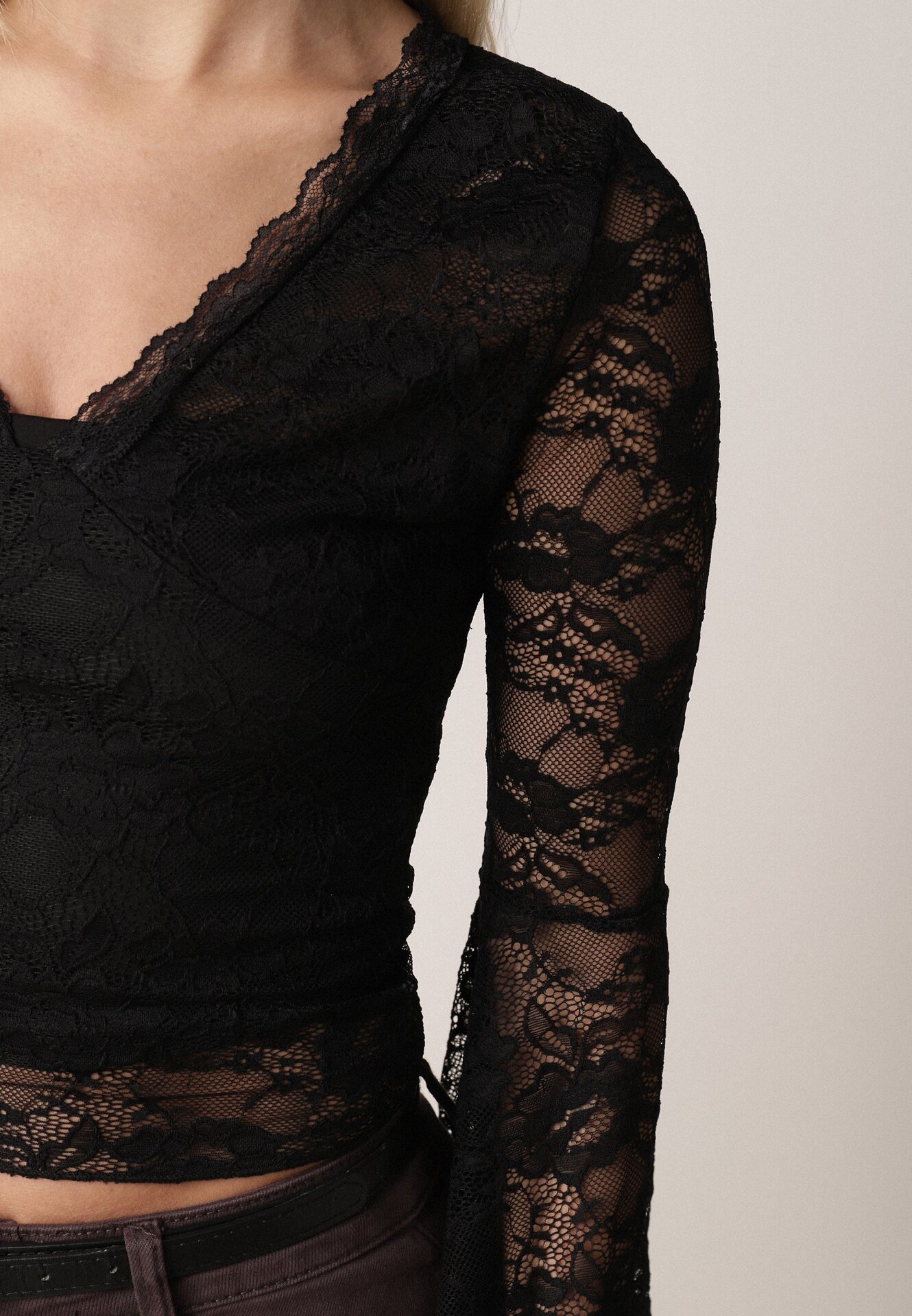 Czarna Koronkowa Bluzka z Rozkloszowanymi Długimi Rękawami Ablea