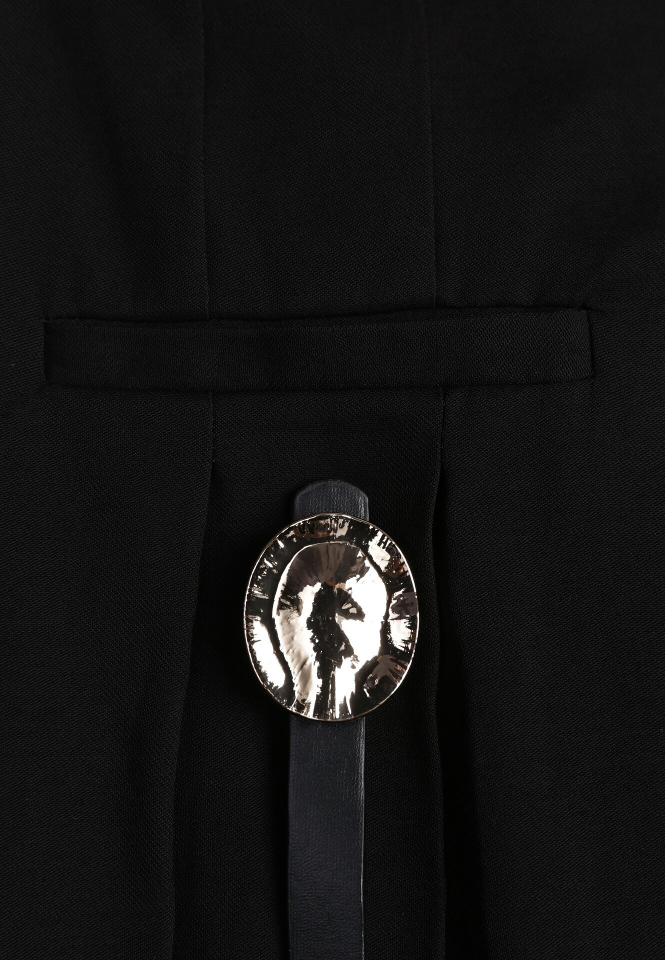 Czarna Wiskozowa Spódnica o Rozkloszowanym Kroju z Plisami i Paskiem Rolea