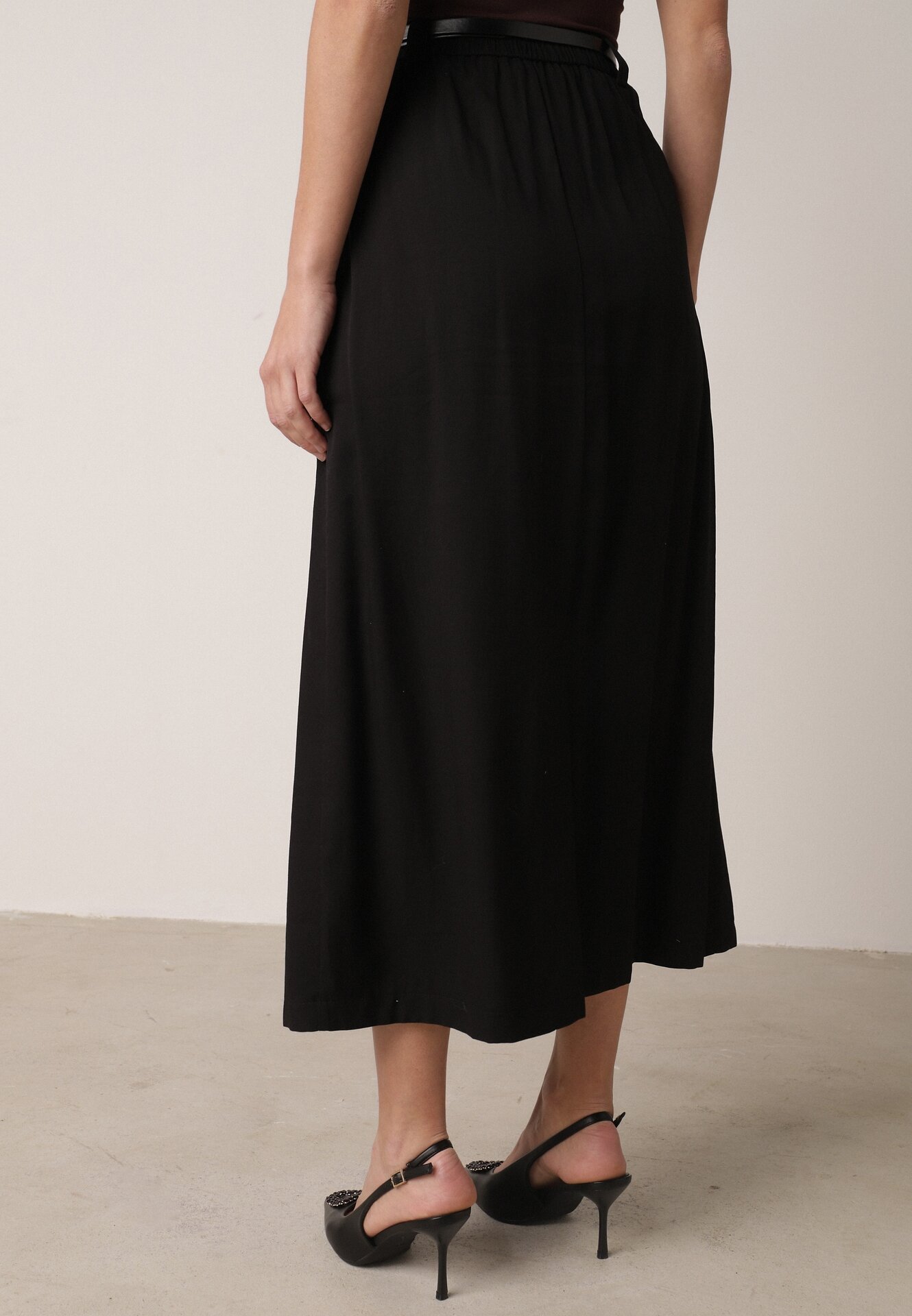 Czarna Wiskozowa Spódnica o Rozkloszowanym Kroju z Plisami i Paskiem Rolea