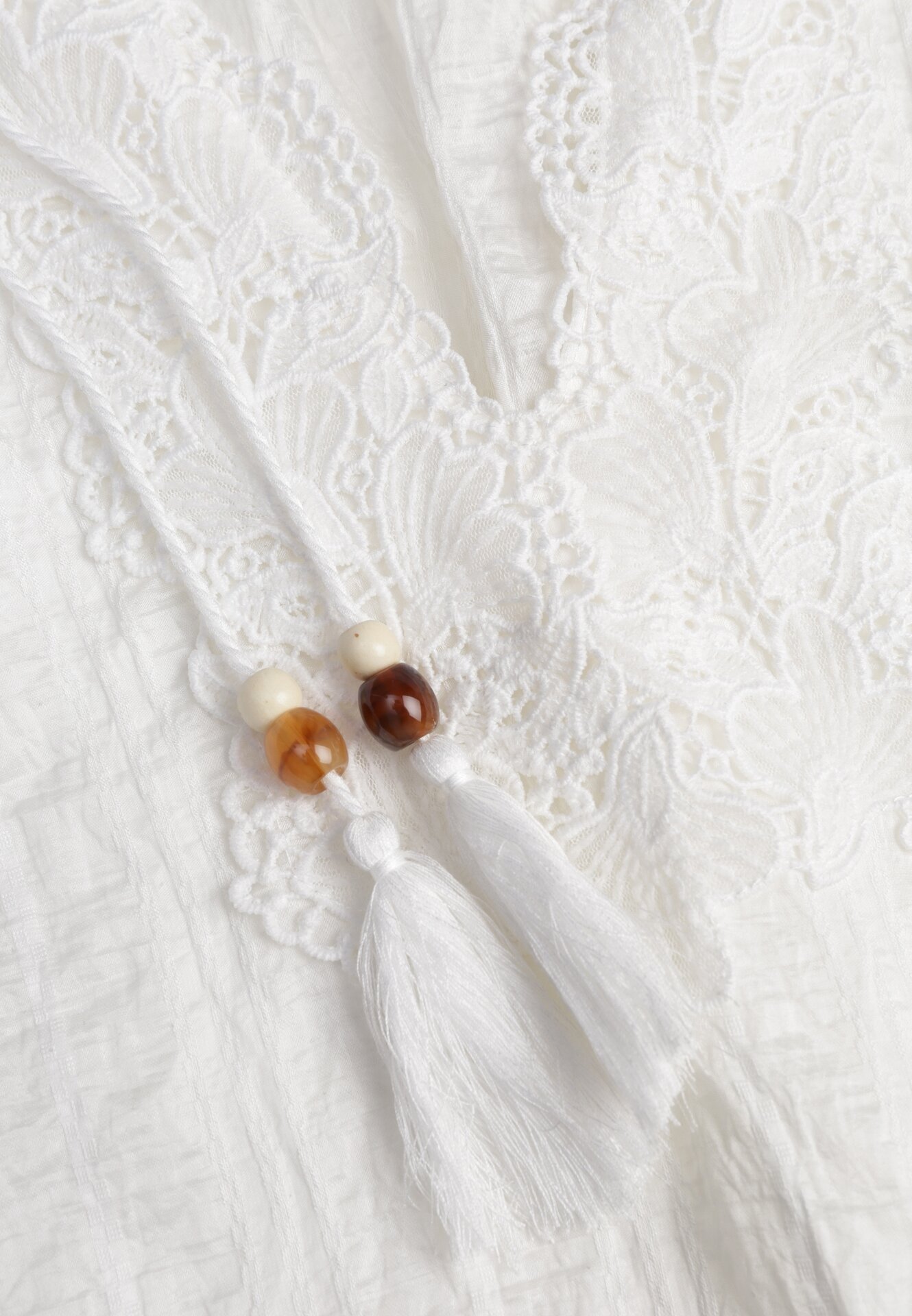 Biała Rustykalna Bluzka z Tencelu Ozdobiona Wiązaniem Koronką i Koralikami Sachi