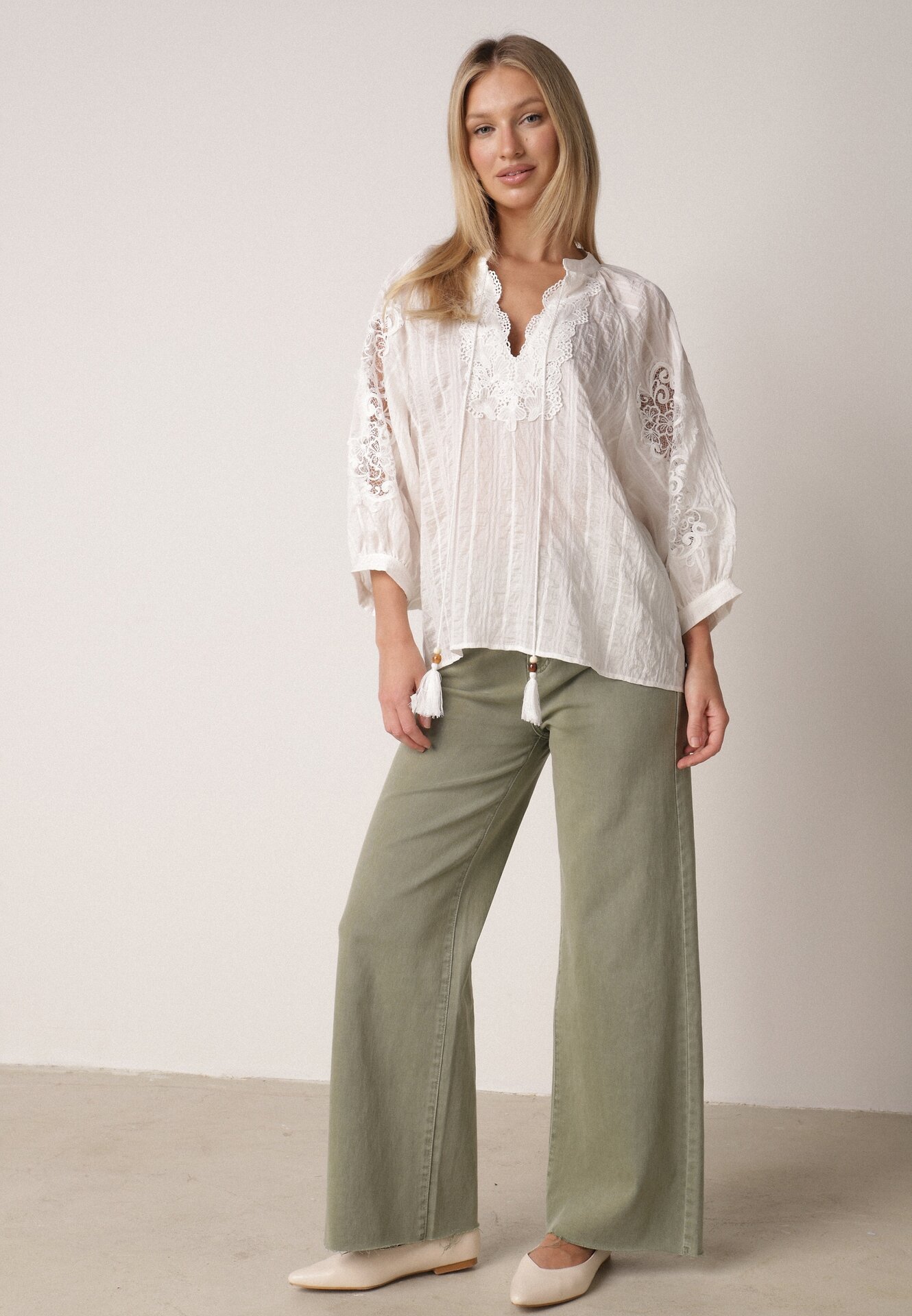 Biała Rustykalna Bluzka z Tencelu Ozdobiona Wiązaniem Koronką i Koralikami Sachi