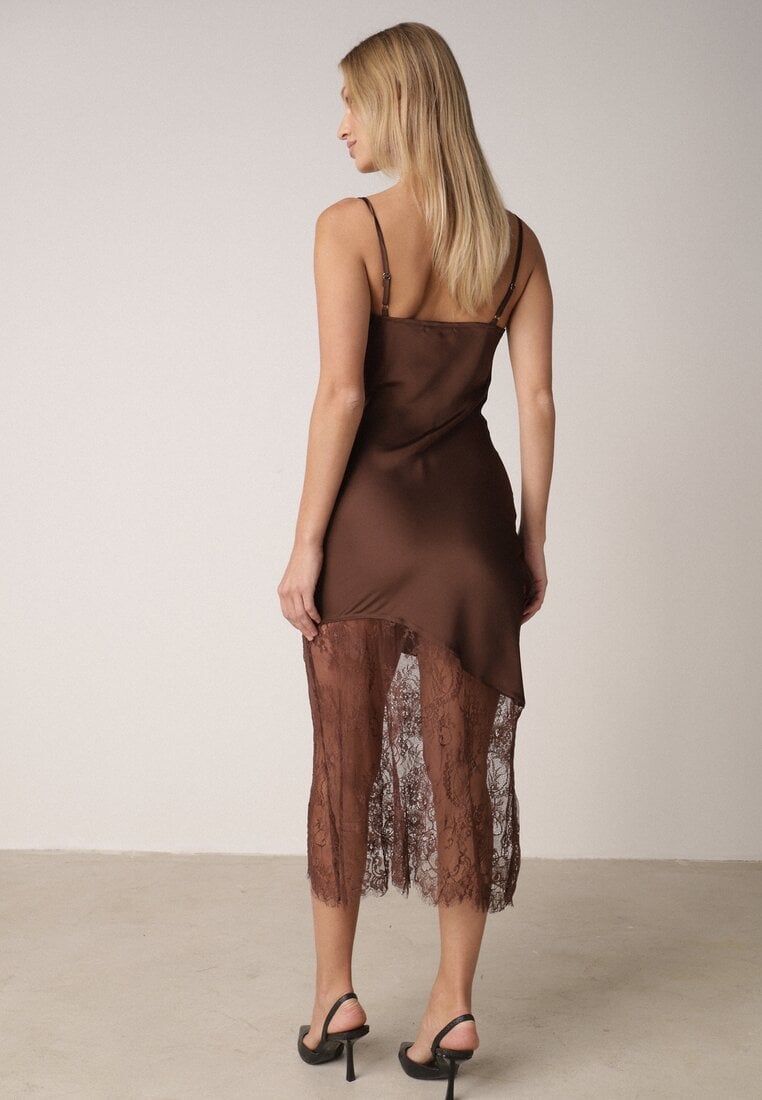 Brązowa Koktajlowa Sukienka z Satyny Ozdobiona Koronką Palinca