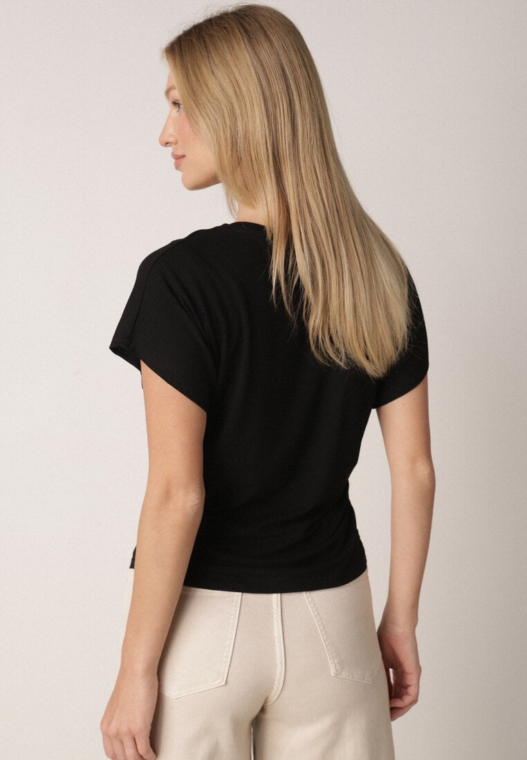 Czarny T-shirt z Wiskozy z Trójkątnym Dekoltem Achiore