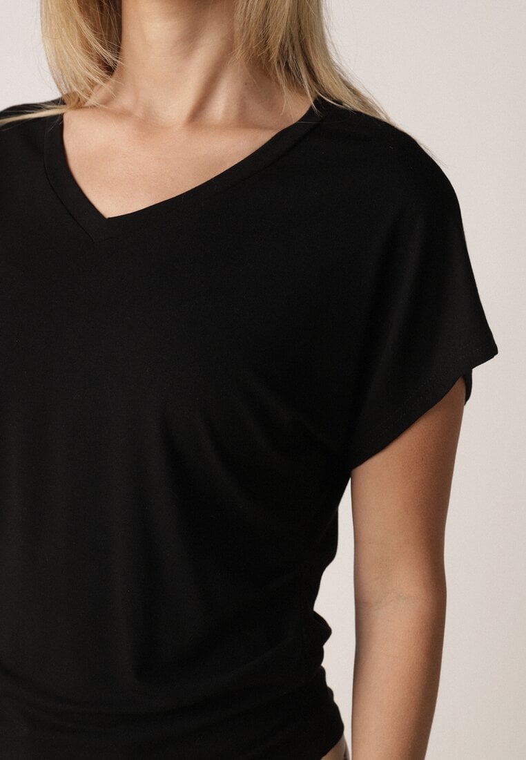 Czarny T-shirt z Wiskozy z Trójkątnym Dekoltem Achiore