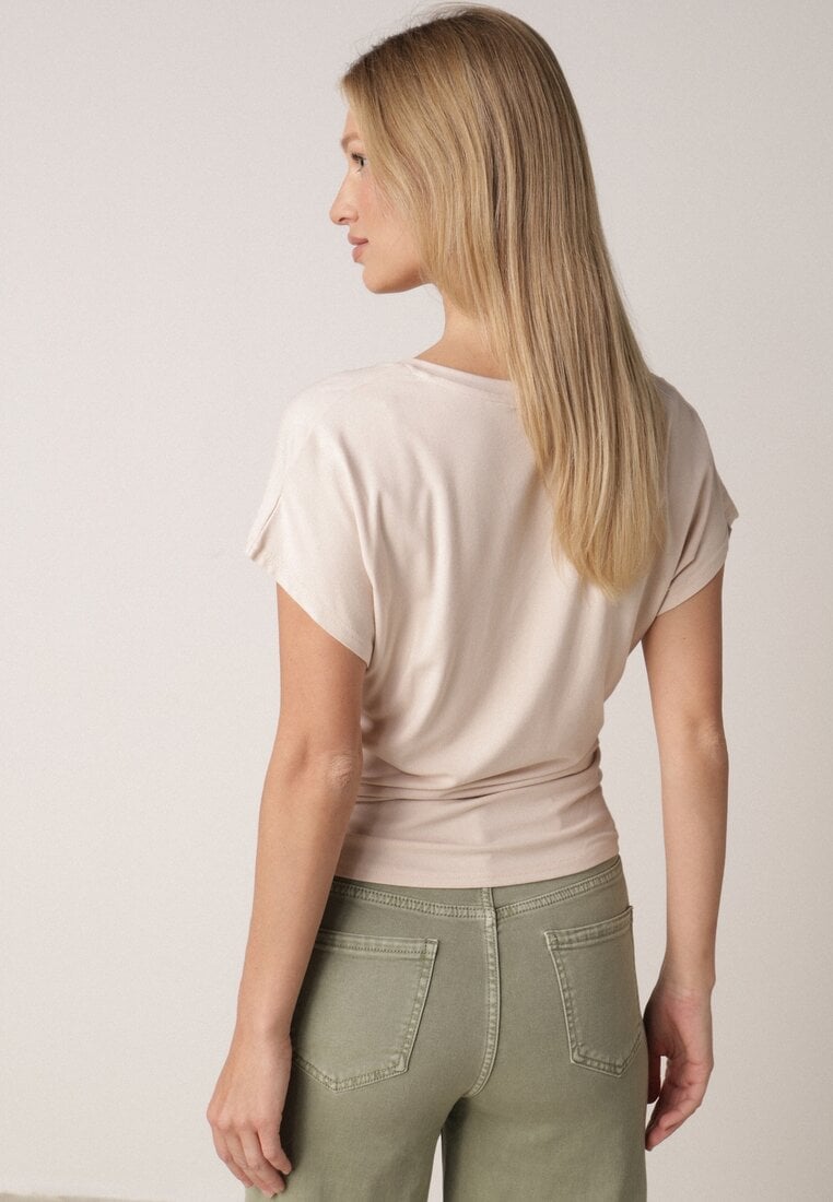 Beżowy T-shirt z Wiskozy z Trójkątnym Dekoltem Achiore