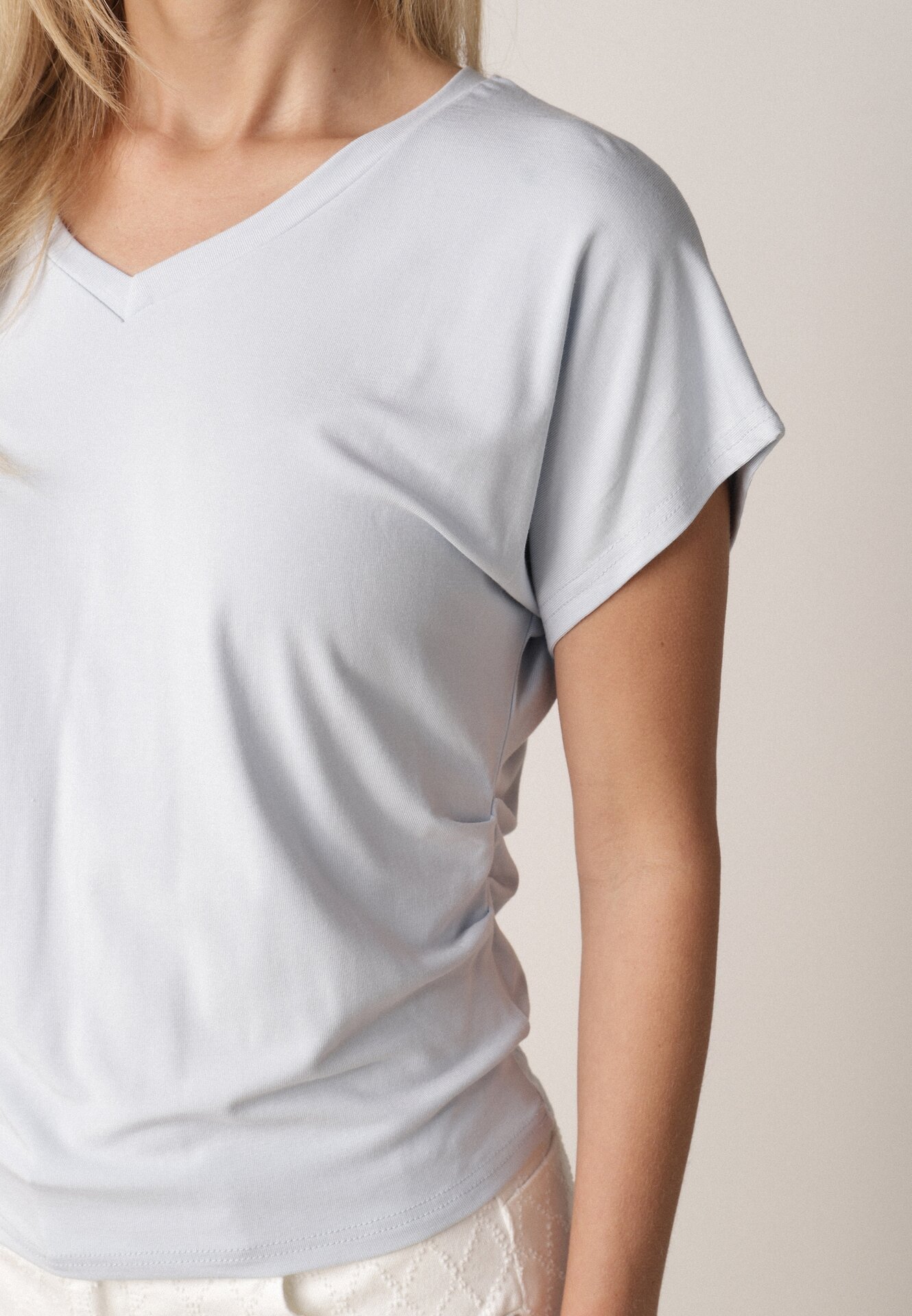 Niebieski T-shirt z Wiskozy z Trójkątnym Dekoltem Achiore