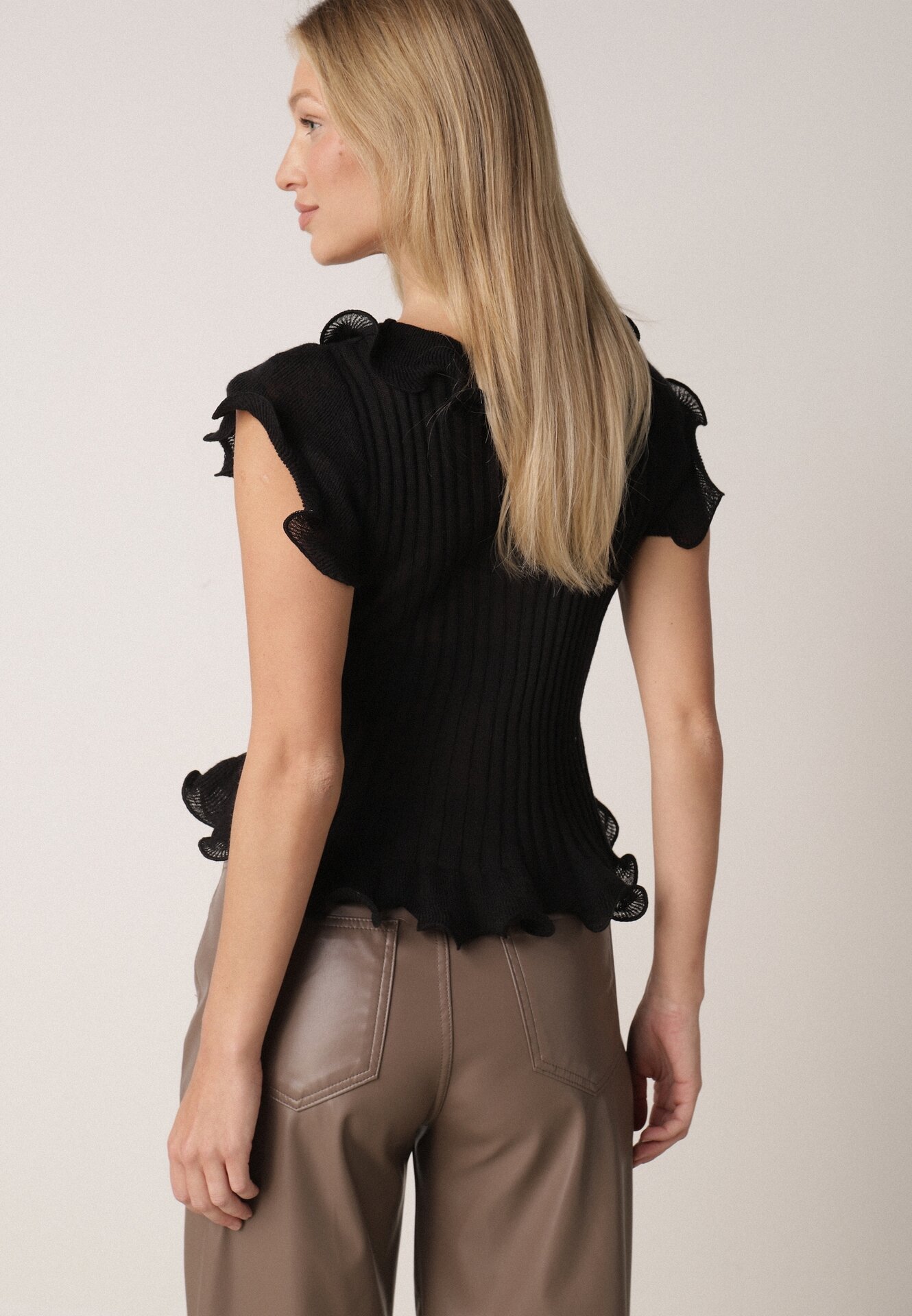 Czarna Prążkowana Bluzka z Wiskozą Ozdobiona Falbanami Delestra