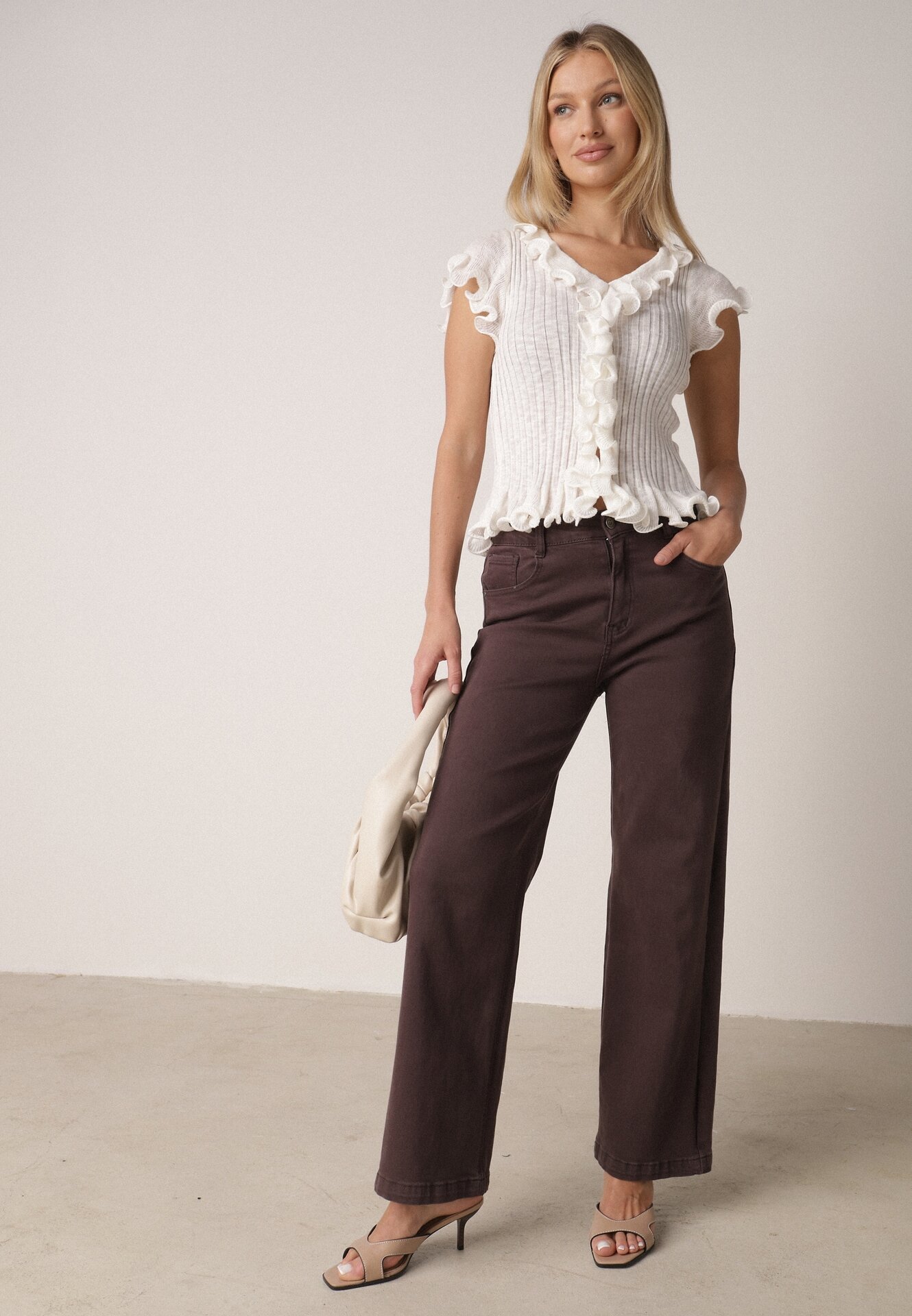 Biała Prążkowana Bluzka z Wiskozą Ozdobiona Falbanami Delestra