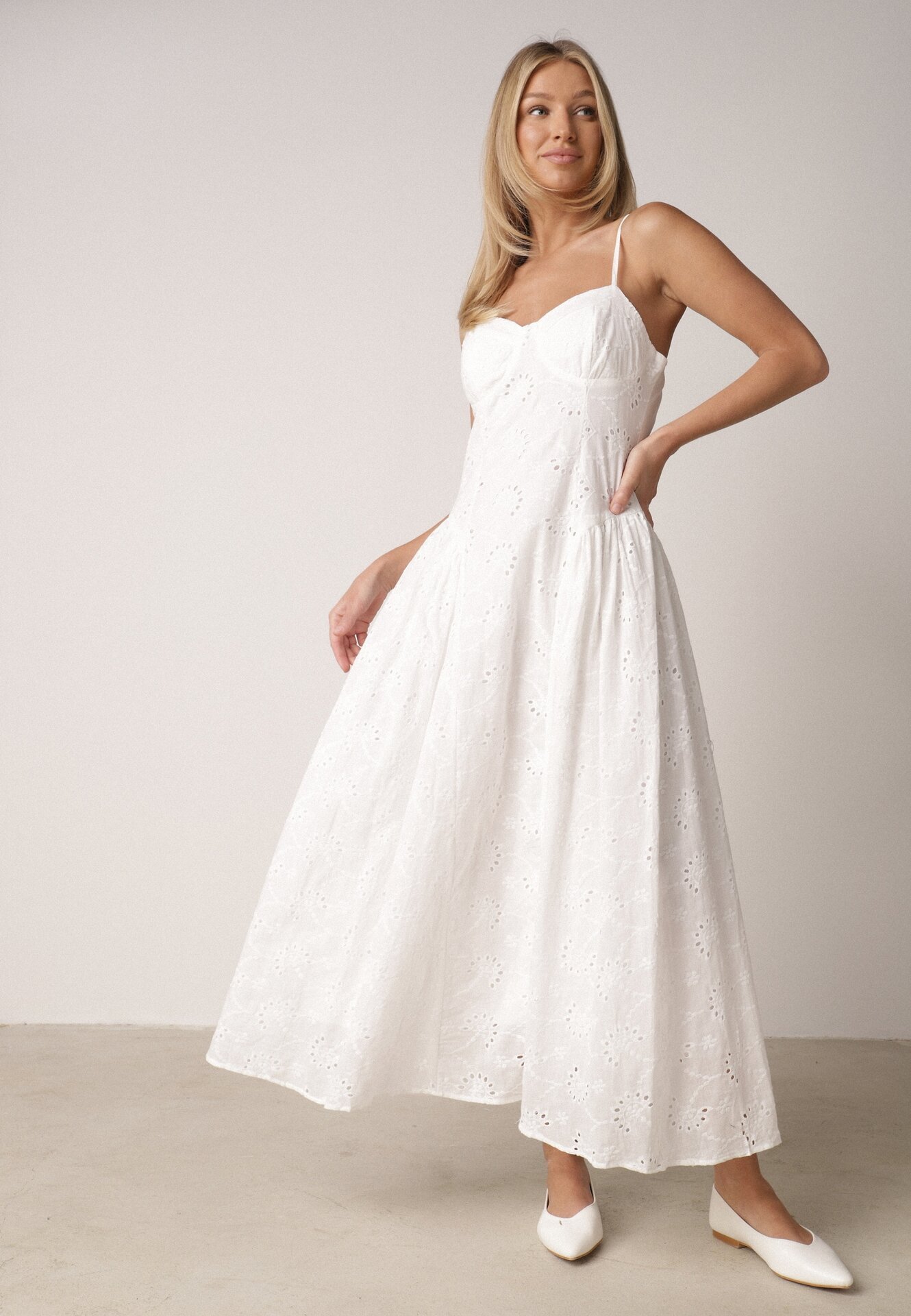 Biała Ażurowa Sukienka z Bawełny o Rozkloszowanym Kroju na Ramiączkach Cheriny