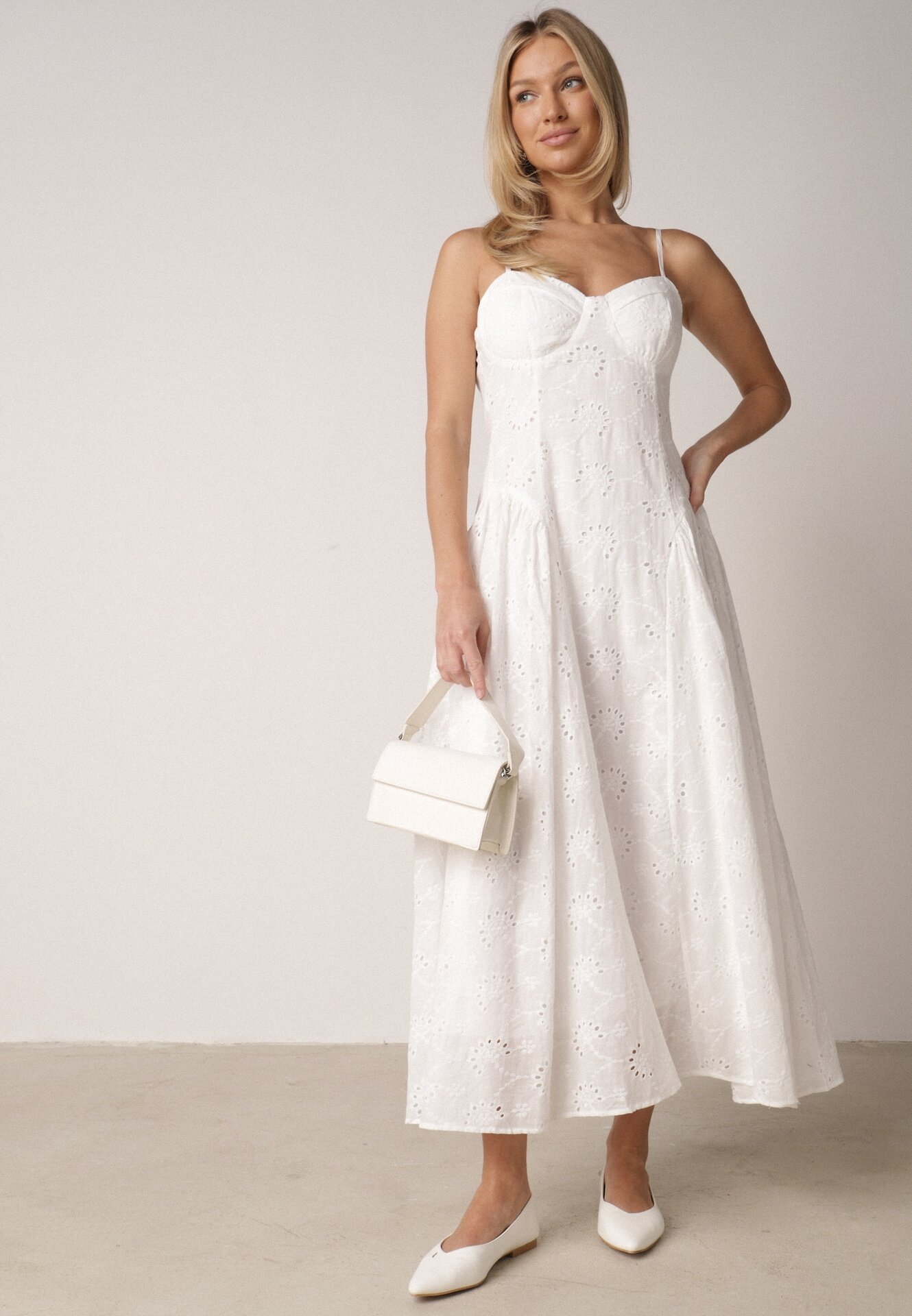 Biała Ażurowa Sukienka z Bawełny o Rozkloszowanym Kroju na Ramiączkach Cheriny