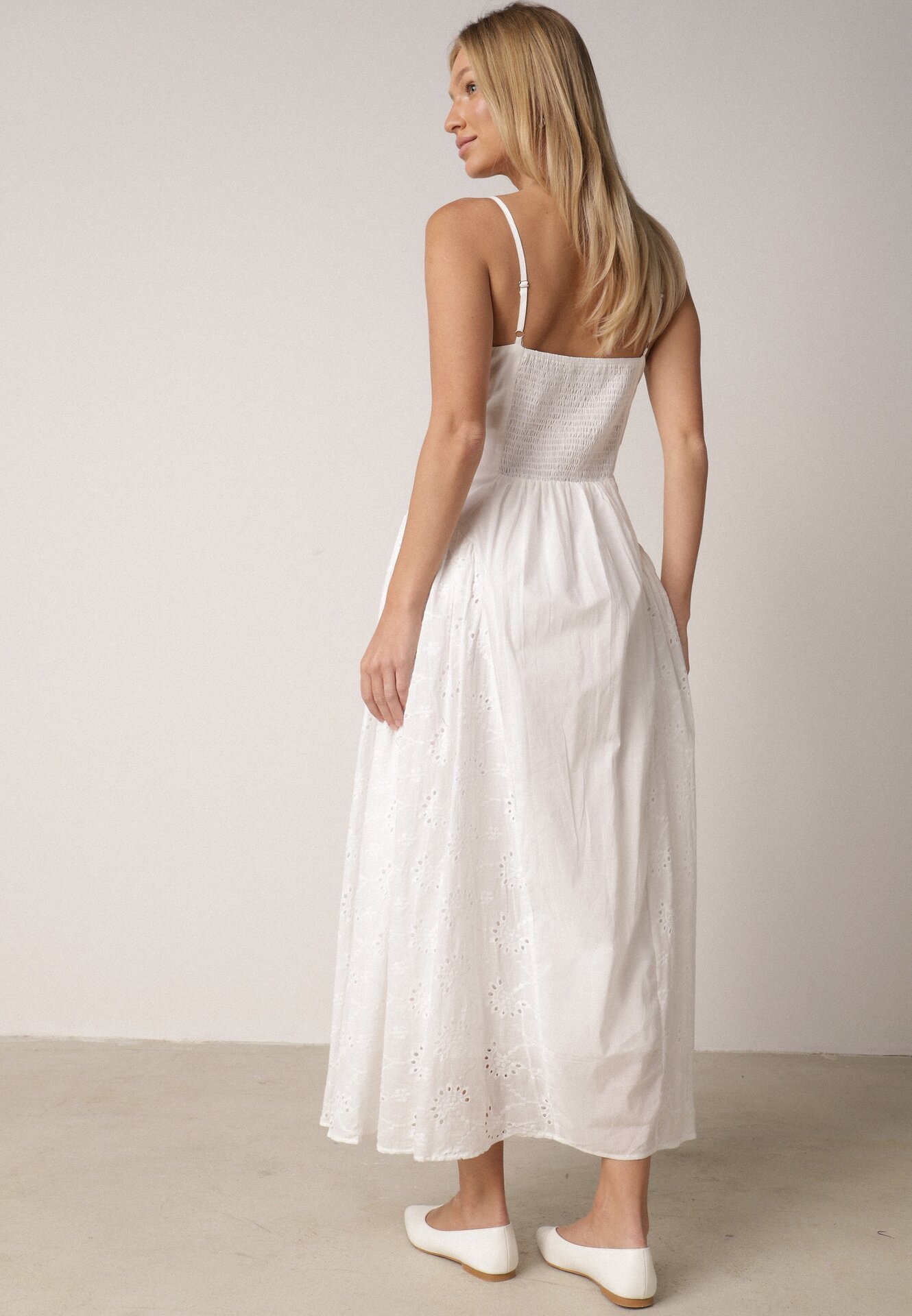 Biała Ażurowa Sukienka z Bawełny o Rozkloszowanym Kroju na Ramiączkach Cheriny