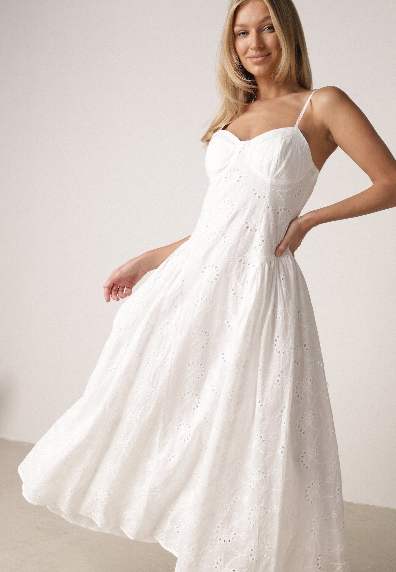 Biała Ażurowa Sukienka z Bawełny o Rozkloszowanym Kroju na Ramiączkach Cheriny