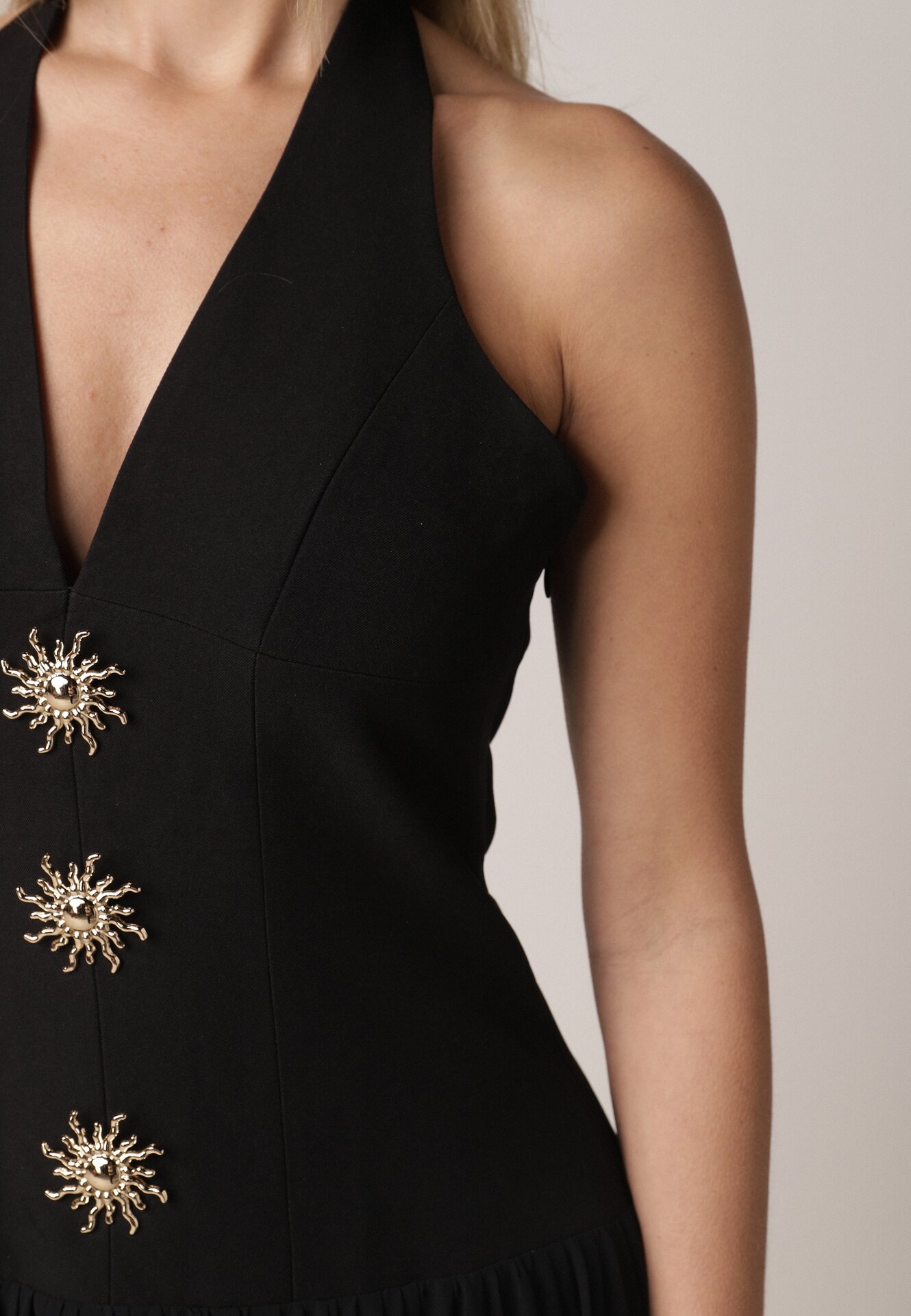 Czarna Sukienka z Wiązanym Dekoltem Typu Halter i Biżuteryjnymi Guzikami Raena