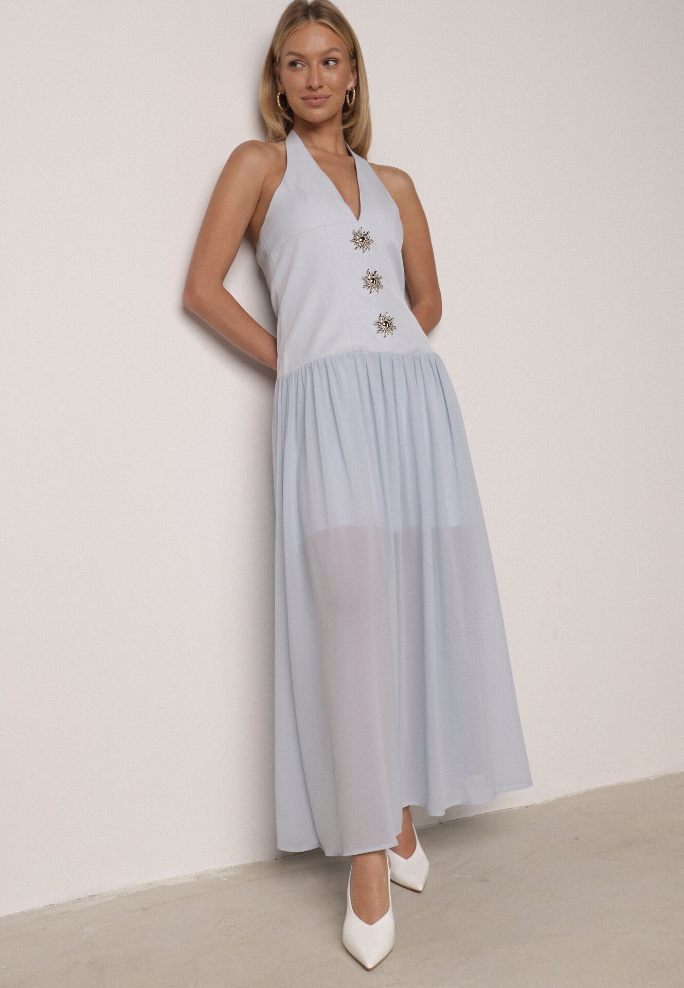 Niebieska Sukienka z Wiązanym Dekoltem Typu Halter i Biżuteryjnymi Guzikami Raena