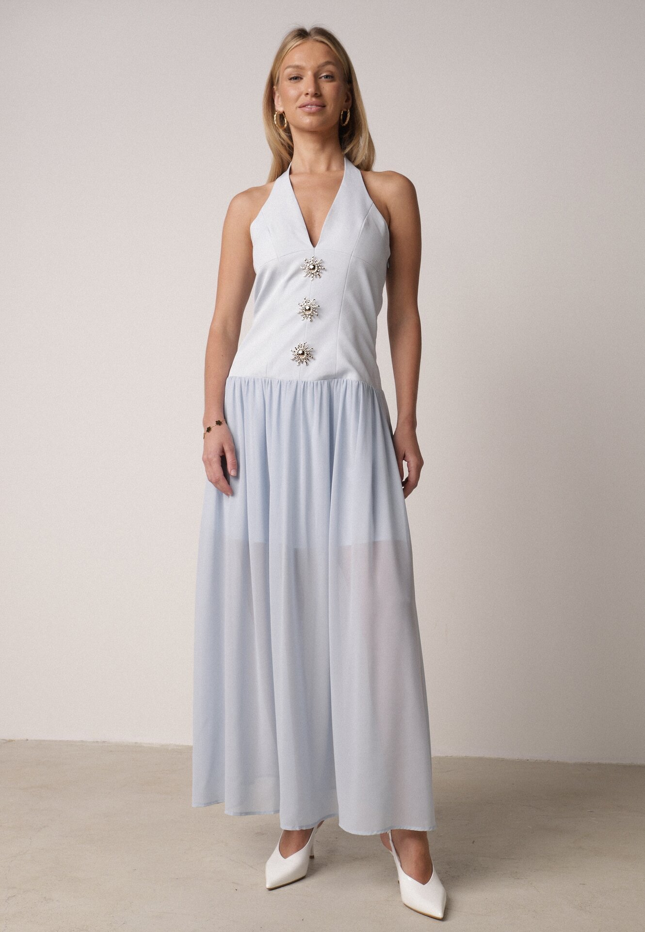 Niebieska Sukienka z Wiązanym Dekoltem Typu Halter i Biżuteryjnymi Guzikami Raena