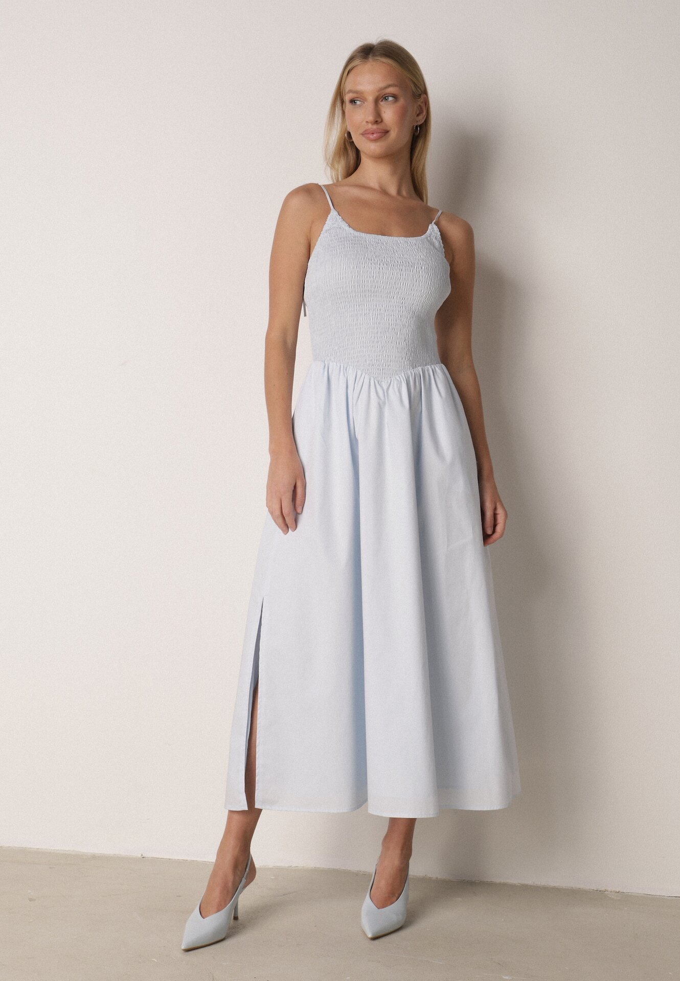 Niebieska Bawełniana Sukienka Rozkloszowana z Elastyczną Górą i Wiązanymi Ramiączkami Nyphea