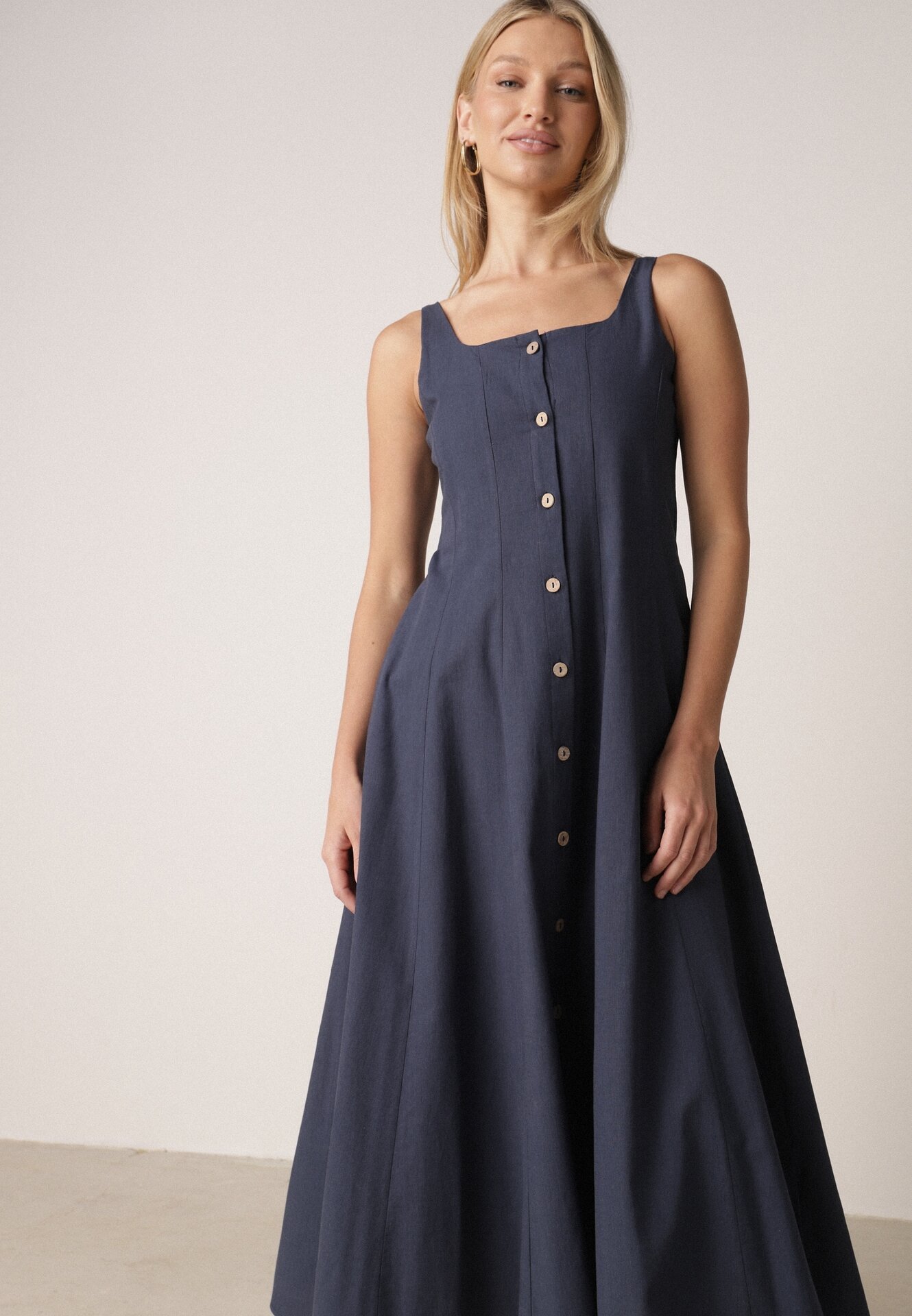 Granatowa Rozkloszowana Sukienka z Bawełną Wiskozą i Guzikami Appeia