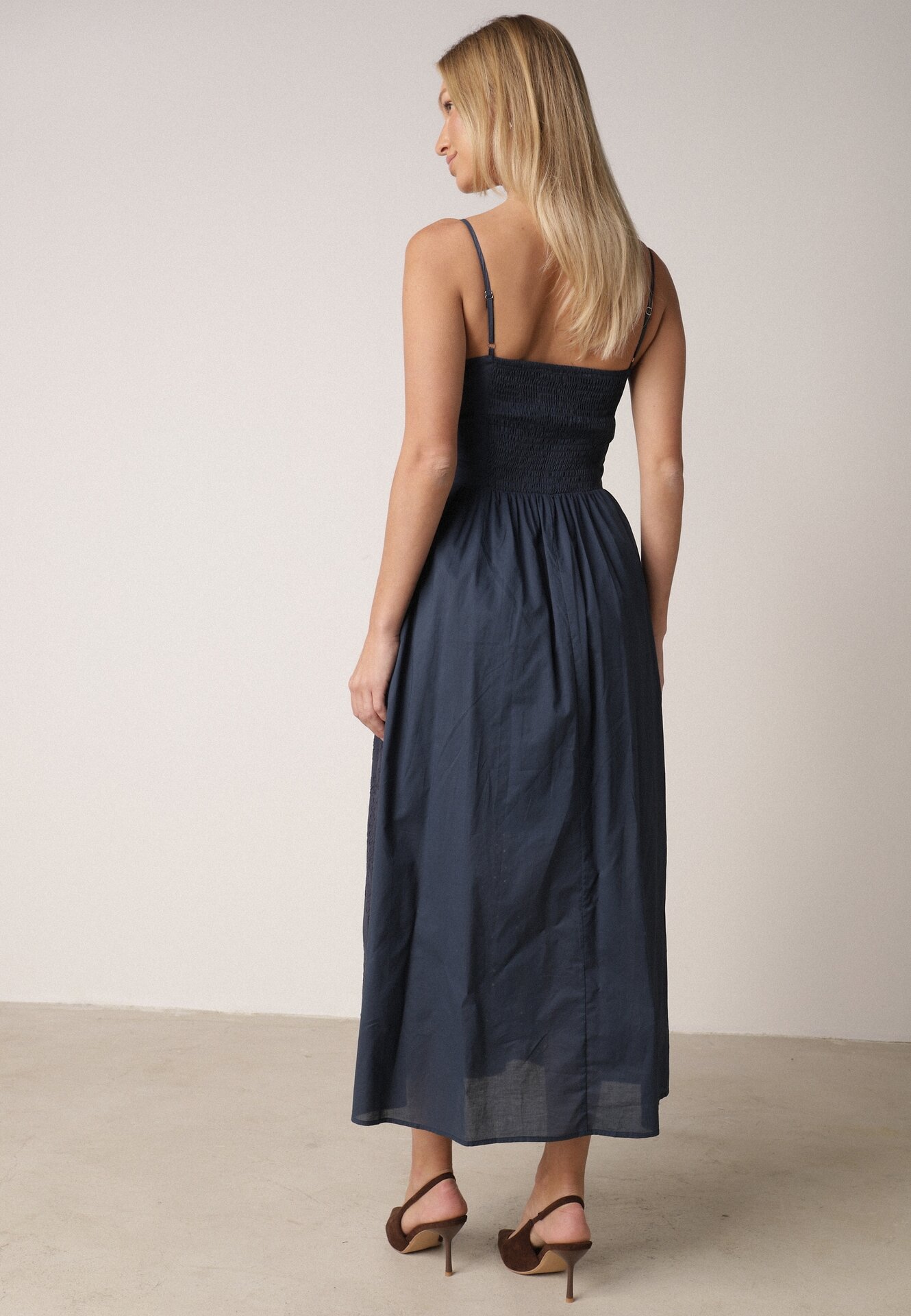 Granatowa Bawełniana Sukienka o Rozkloszowanym Kroju na Ramiączka z Haftem Rhethiphe