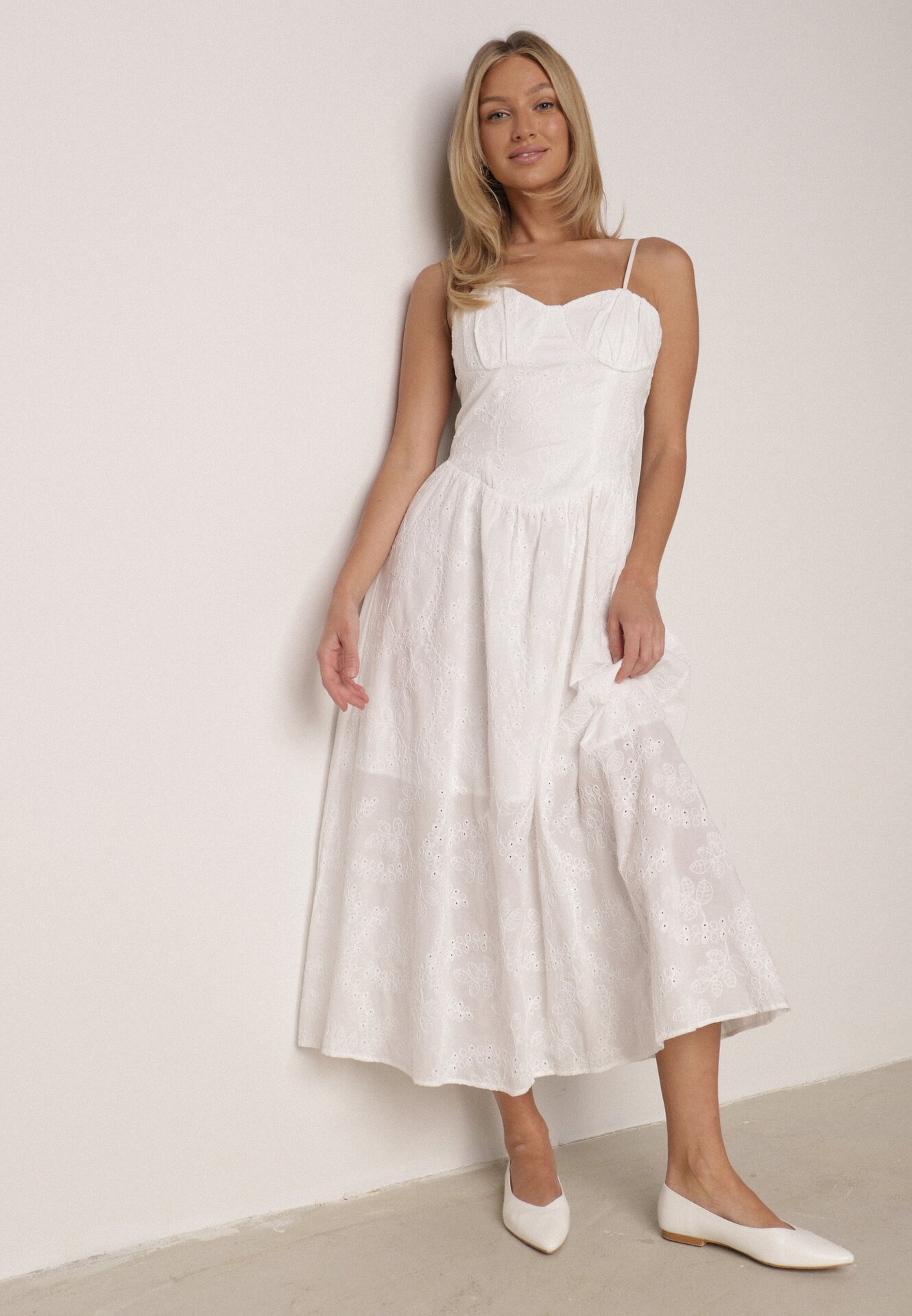 Biała Bawełniana Sukienka o Rozkloszowanym Kroju na Ramiączka z Haftem Rhethiphe