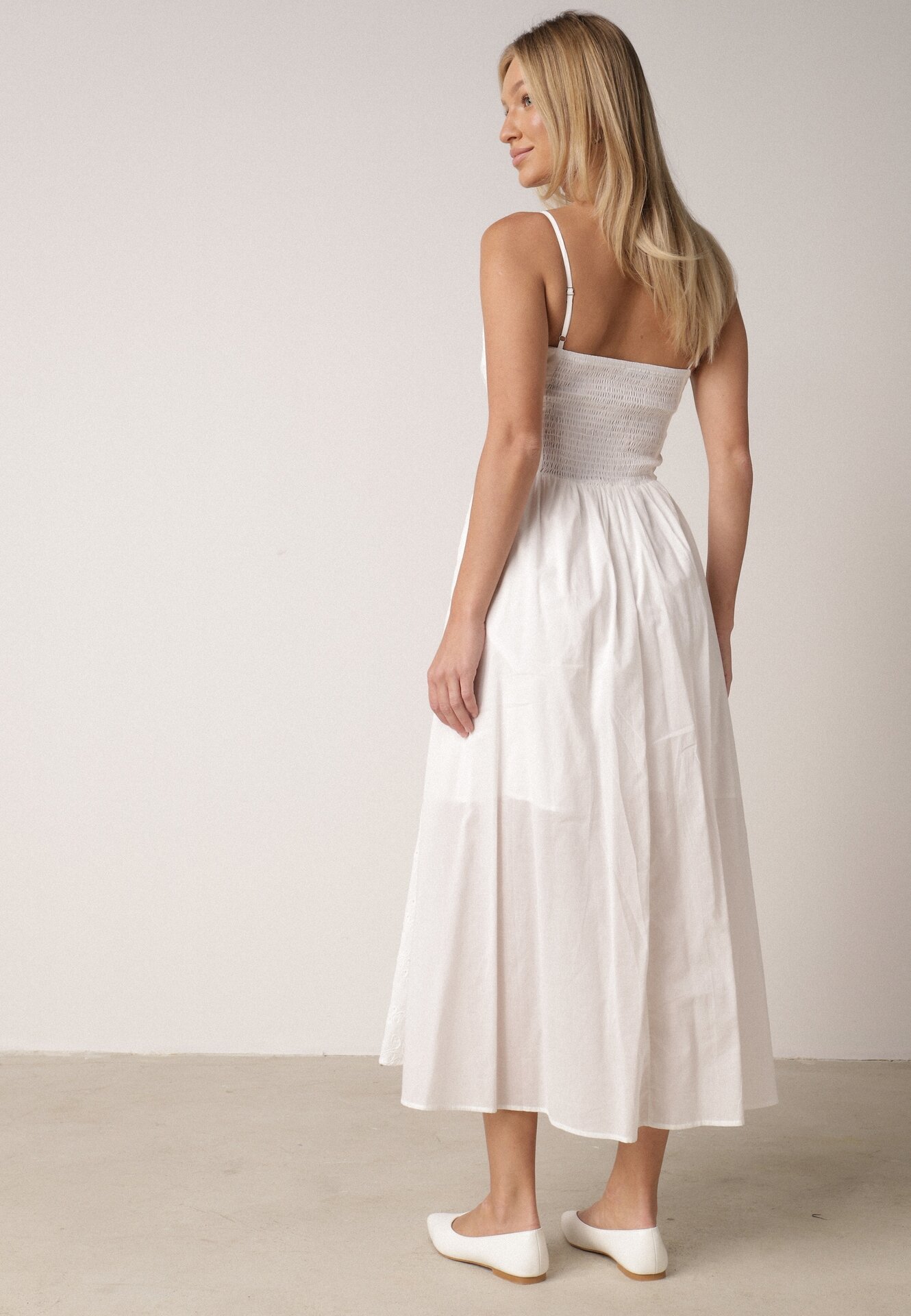 Biała Bawełniana Sukienka o Rozkloszowanym Kroju na Ramiączka z Haftem Rhethiphe