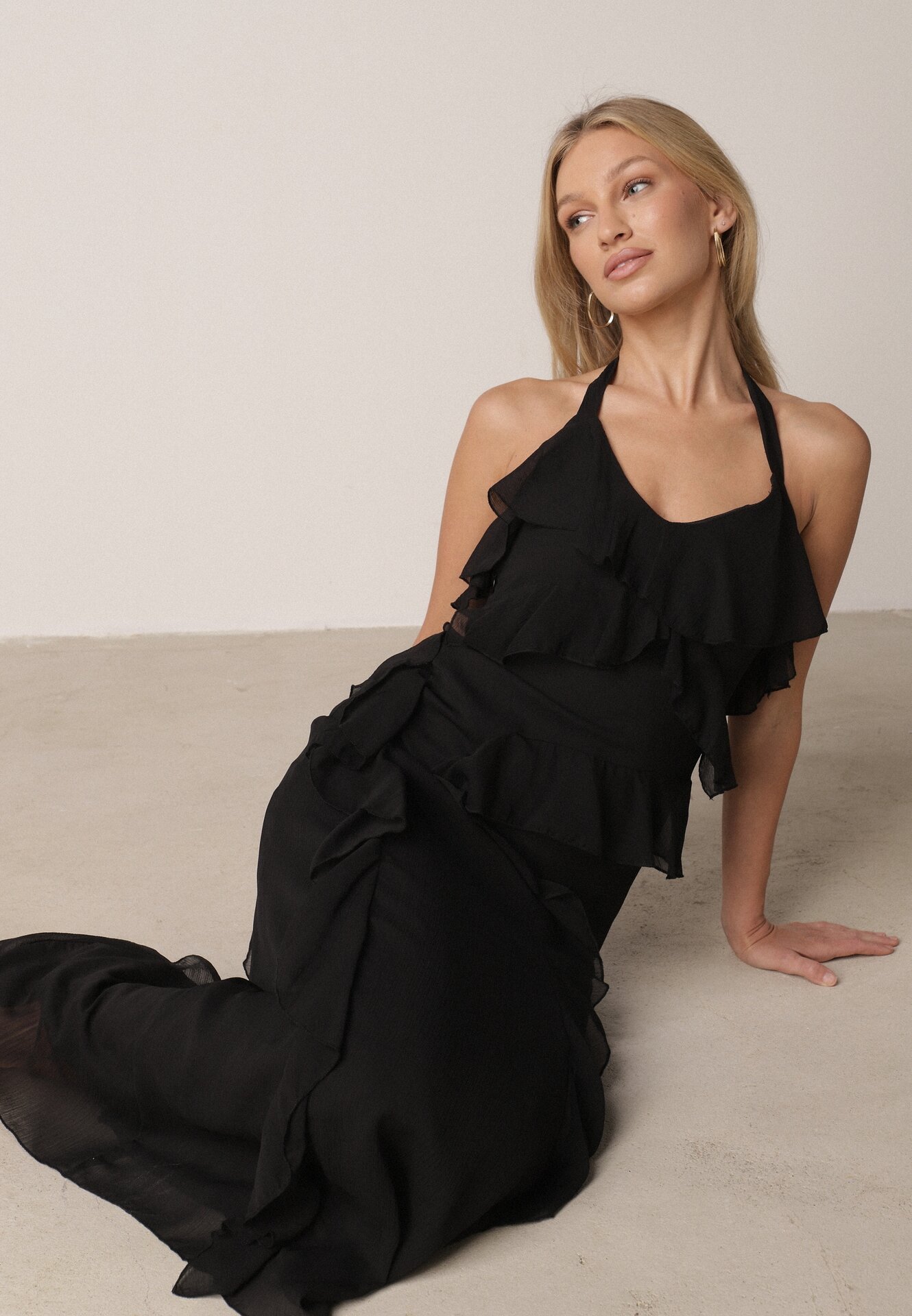 Czarna Koktajlowa Sukienka Taliowana z Falbankami Wiązana na Szyi Demeina