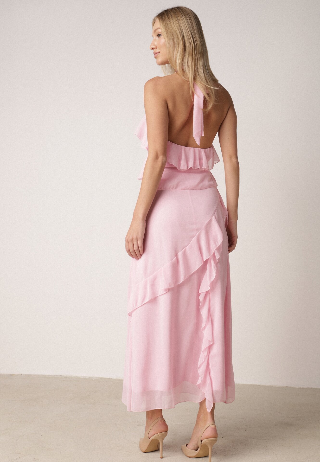 Różowa Koktajlowa Sukienka Taliowana z Falbankami Wiązana na Szyi Demeina