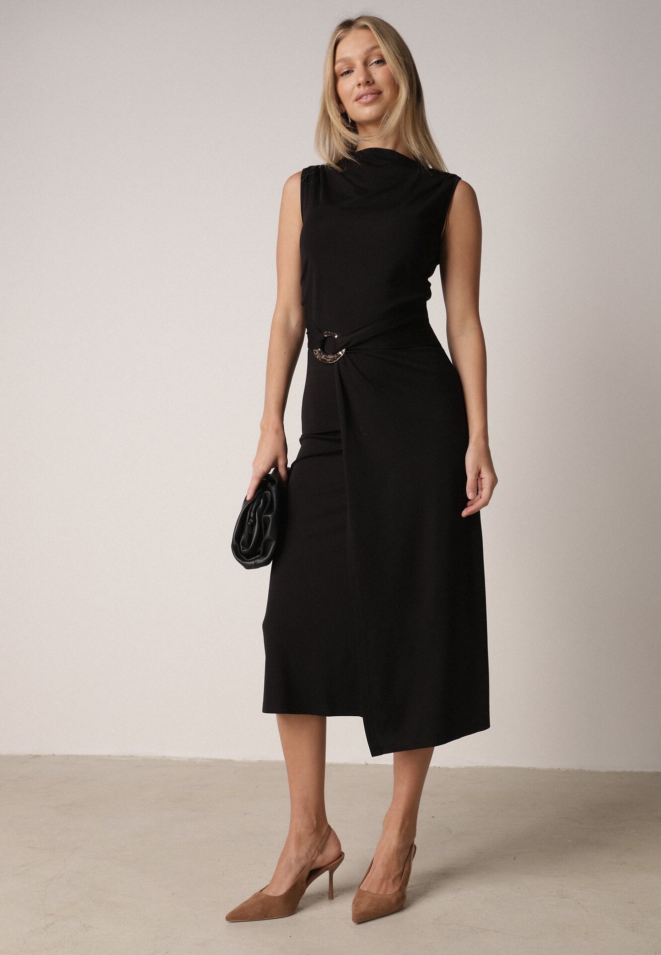 Czarna Wizytowa Sukienka Taliowana z Metaliczną Ozdobą Aroos