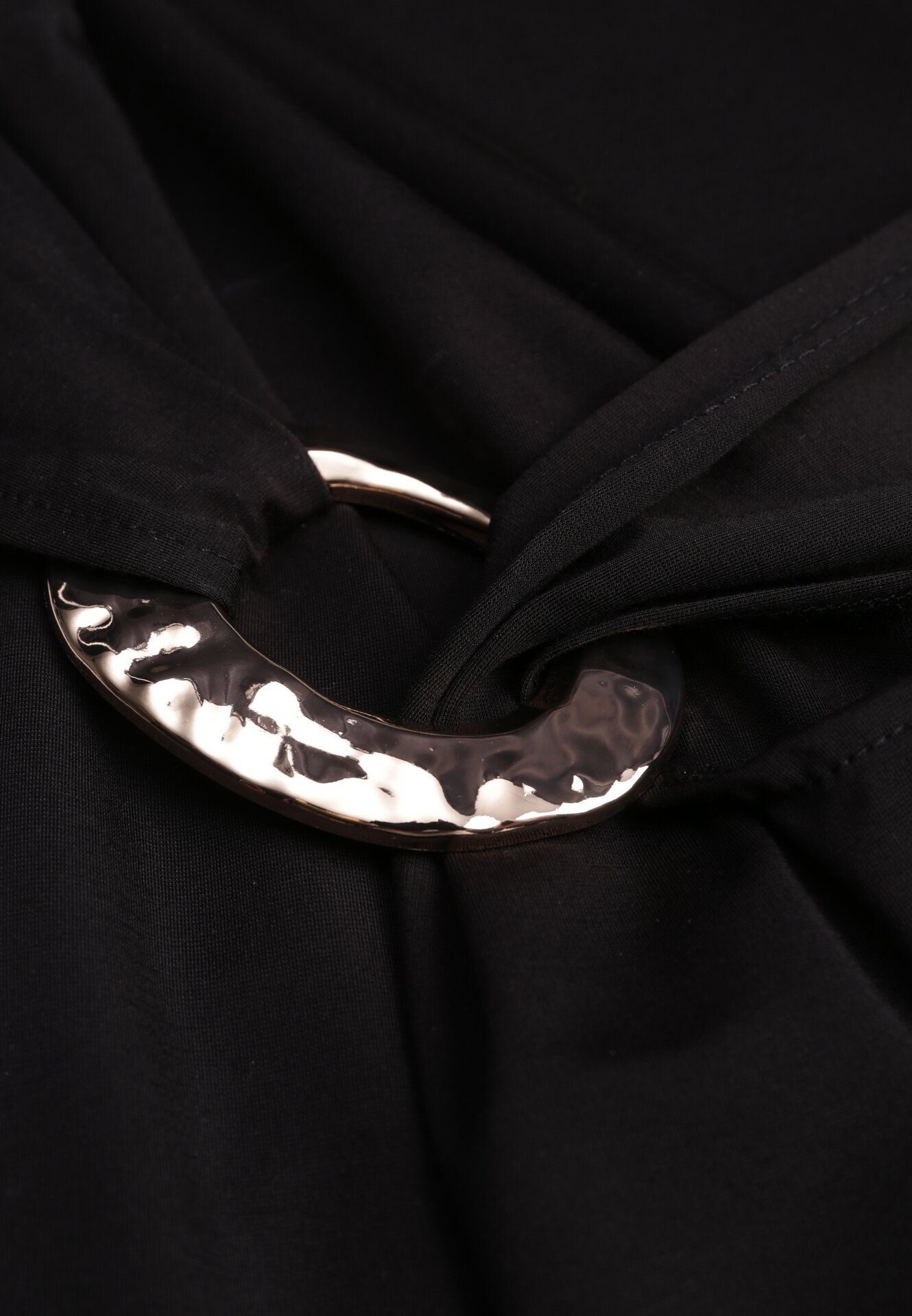 Czarna Wizytowa Sukienka Taliowana z Metaliczną Ozdobą Aroos