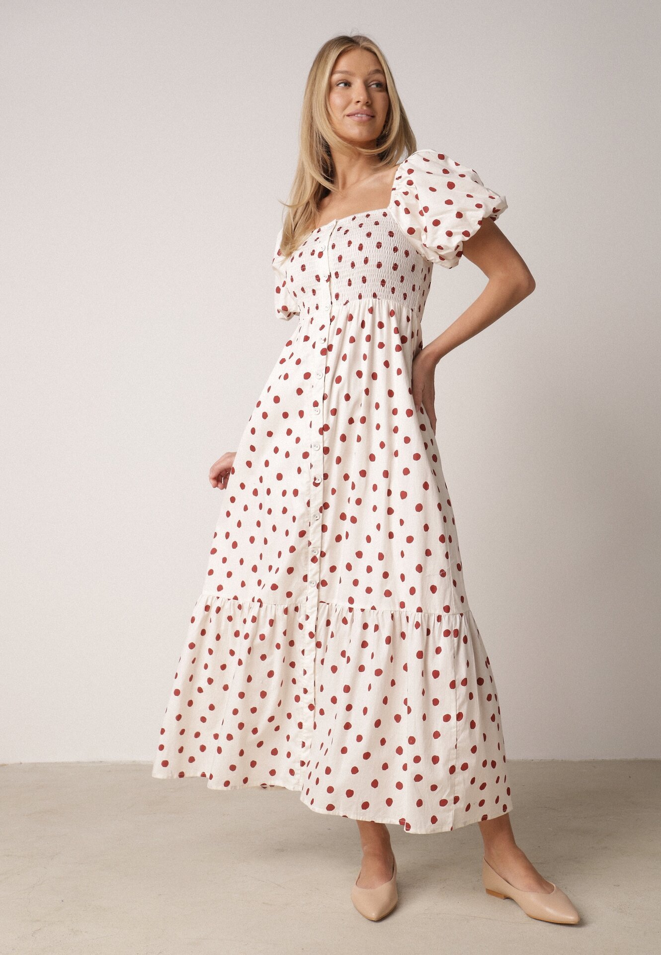 Beżowa Sukienka Bawełniana o Rozkloszowanym Kroju z Bufiastymi Rękawami w Groszki Lorairian