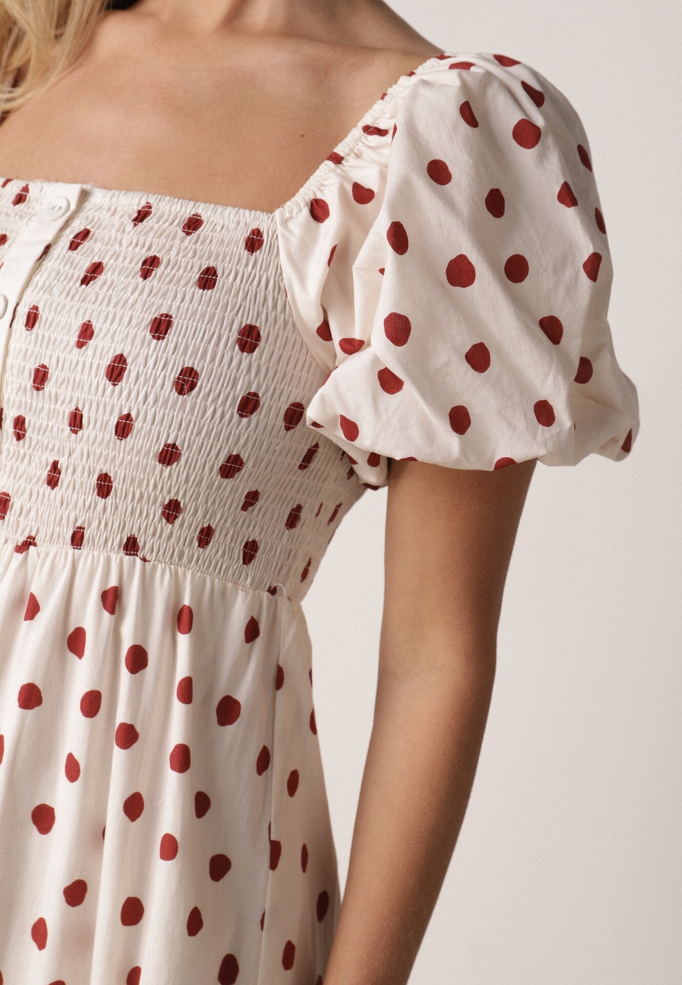 Beżowa Sukienka Bawełniana o Rozkloszowanym Kroju z Bufiastymi Rękawami w Groszki Lorairian