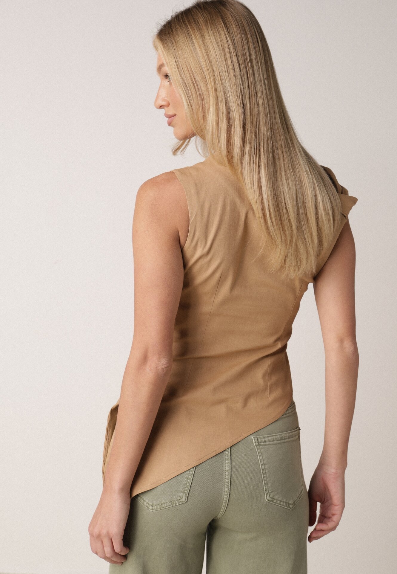 Beżowa Bawełniana Bluzka o Asymetrycznym Marszczonym Kroju z Aplikacją Omphasia