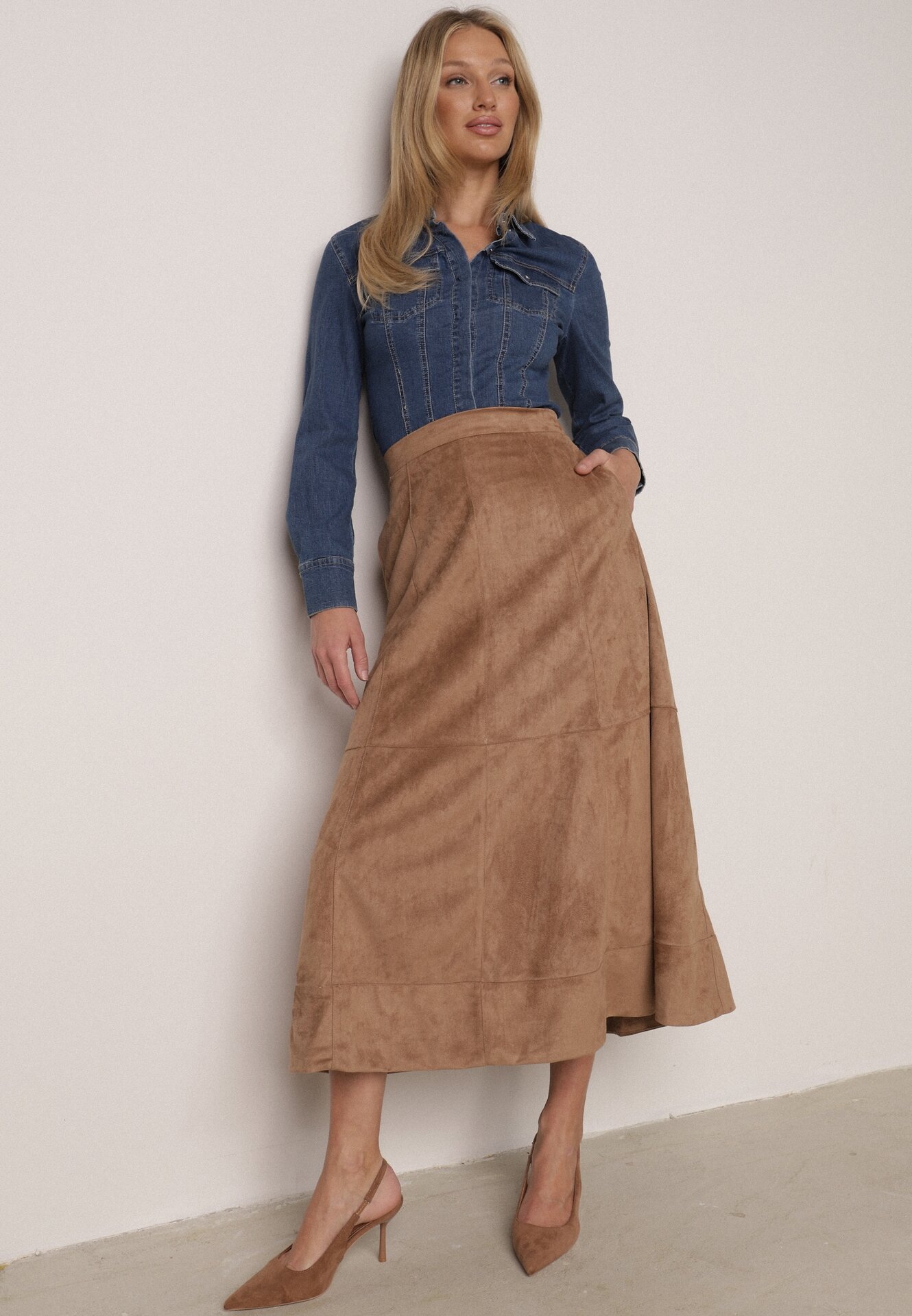 Beżowa Rozkloszowana Spódnica z Imitacji Zamszu Basara